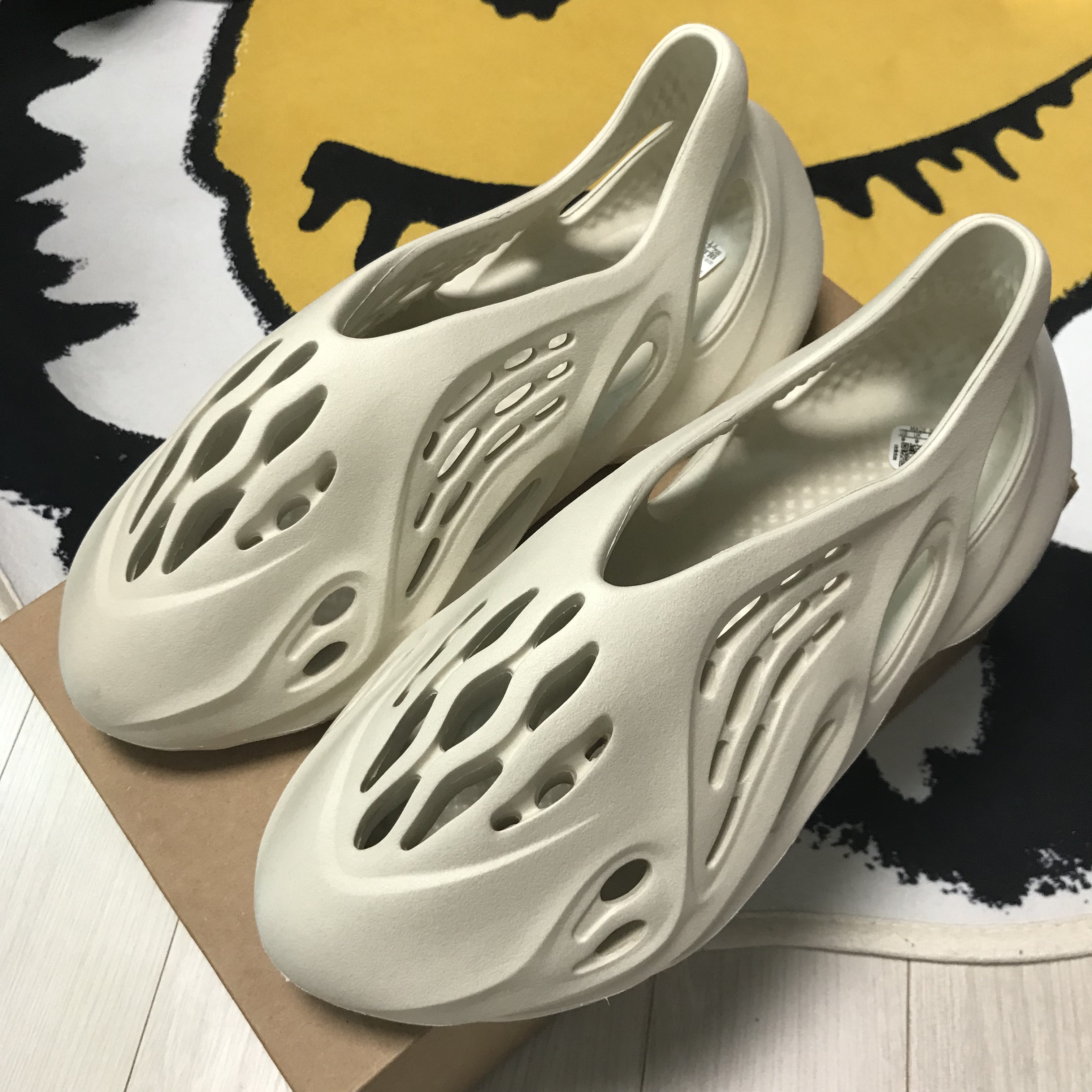 Adidas Yeezy Foam RNNR Sand 착용 스타일