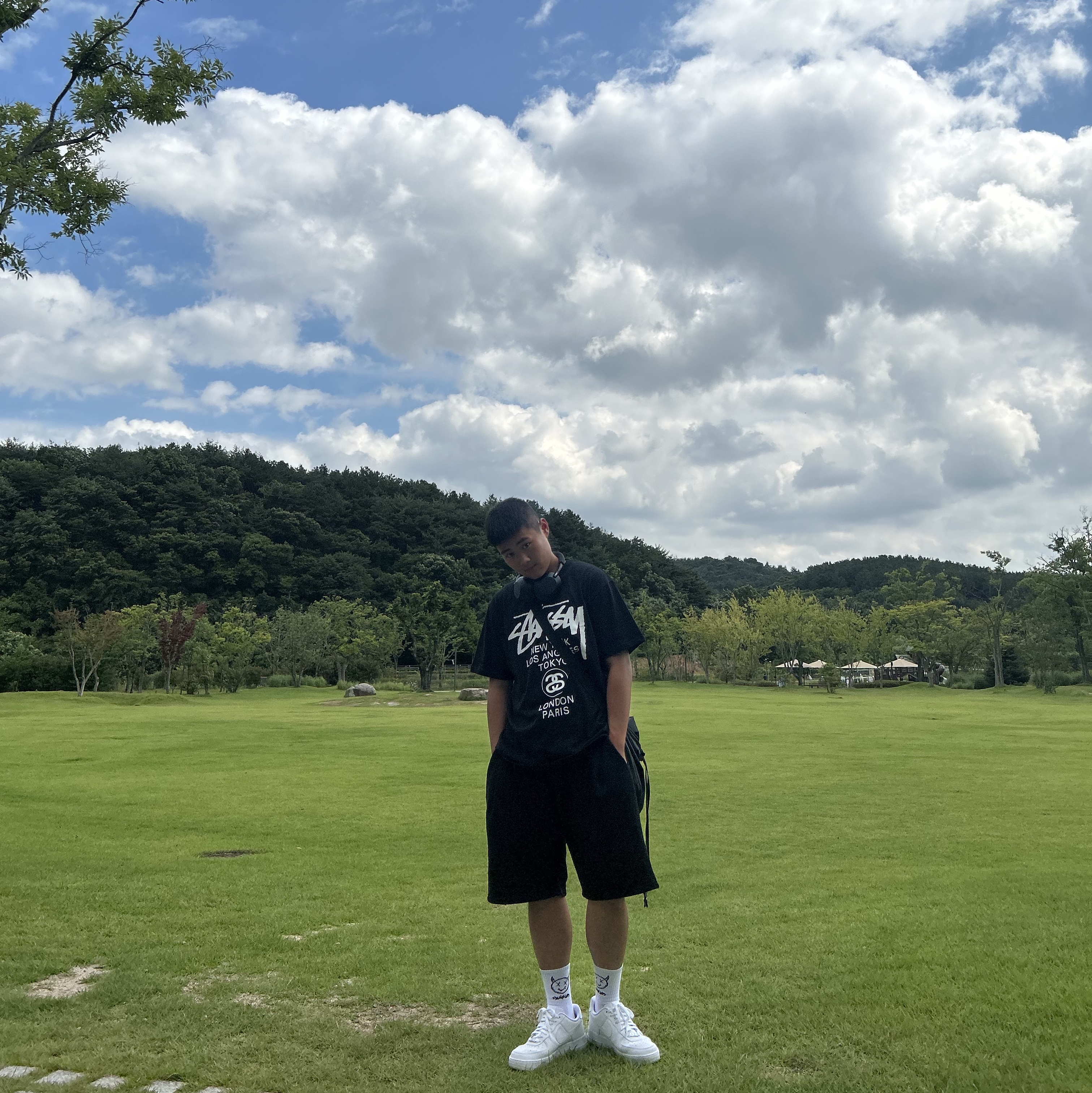 Nike Air Force 1 '07 Low White, Stussy World Tour T-Shirt Black 착용 스타일 - 2