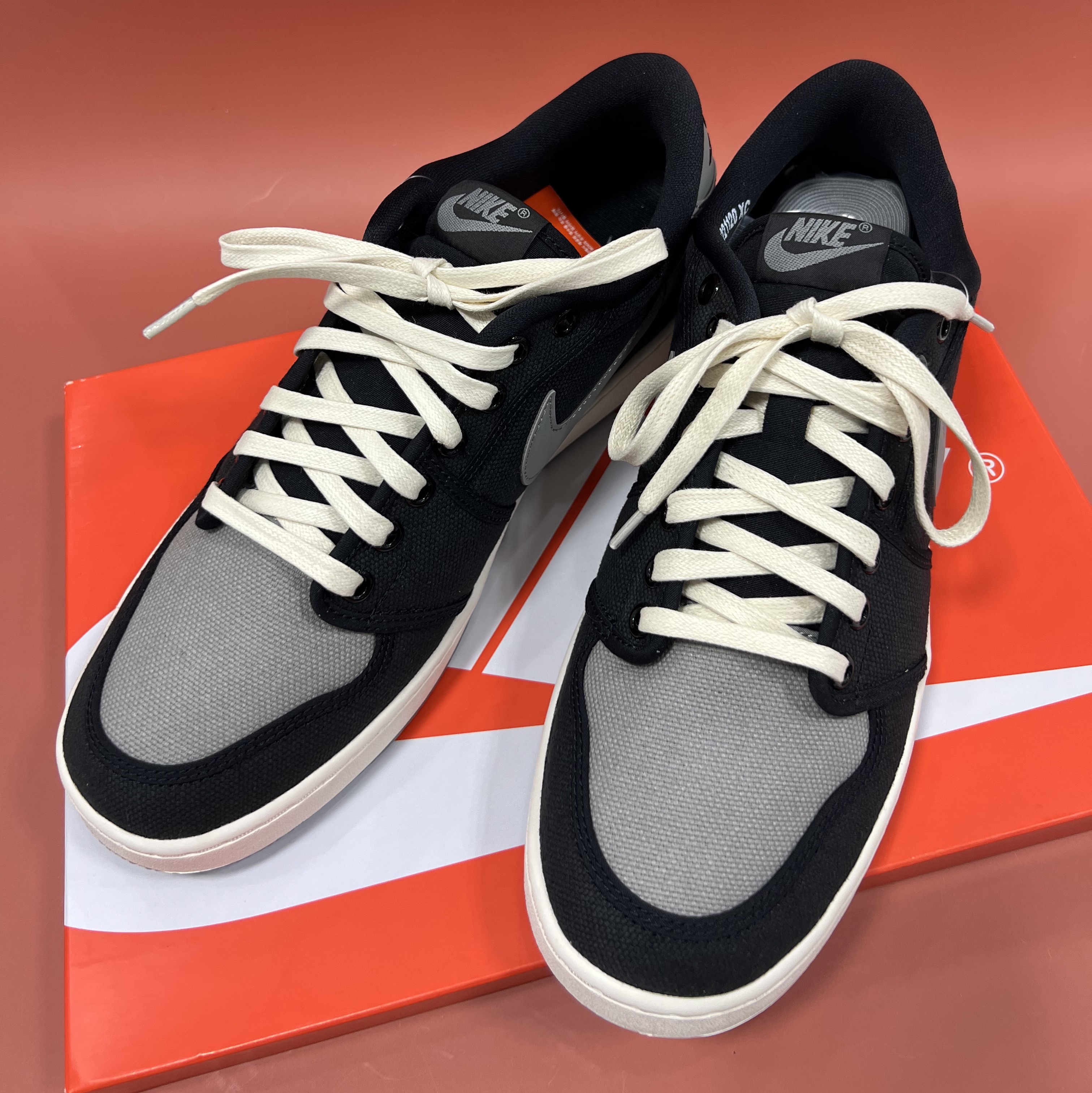 Jordan 1 KO Low Black Medium Grey 착용 스타일 - 2