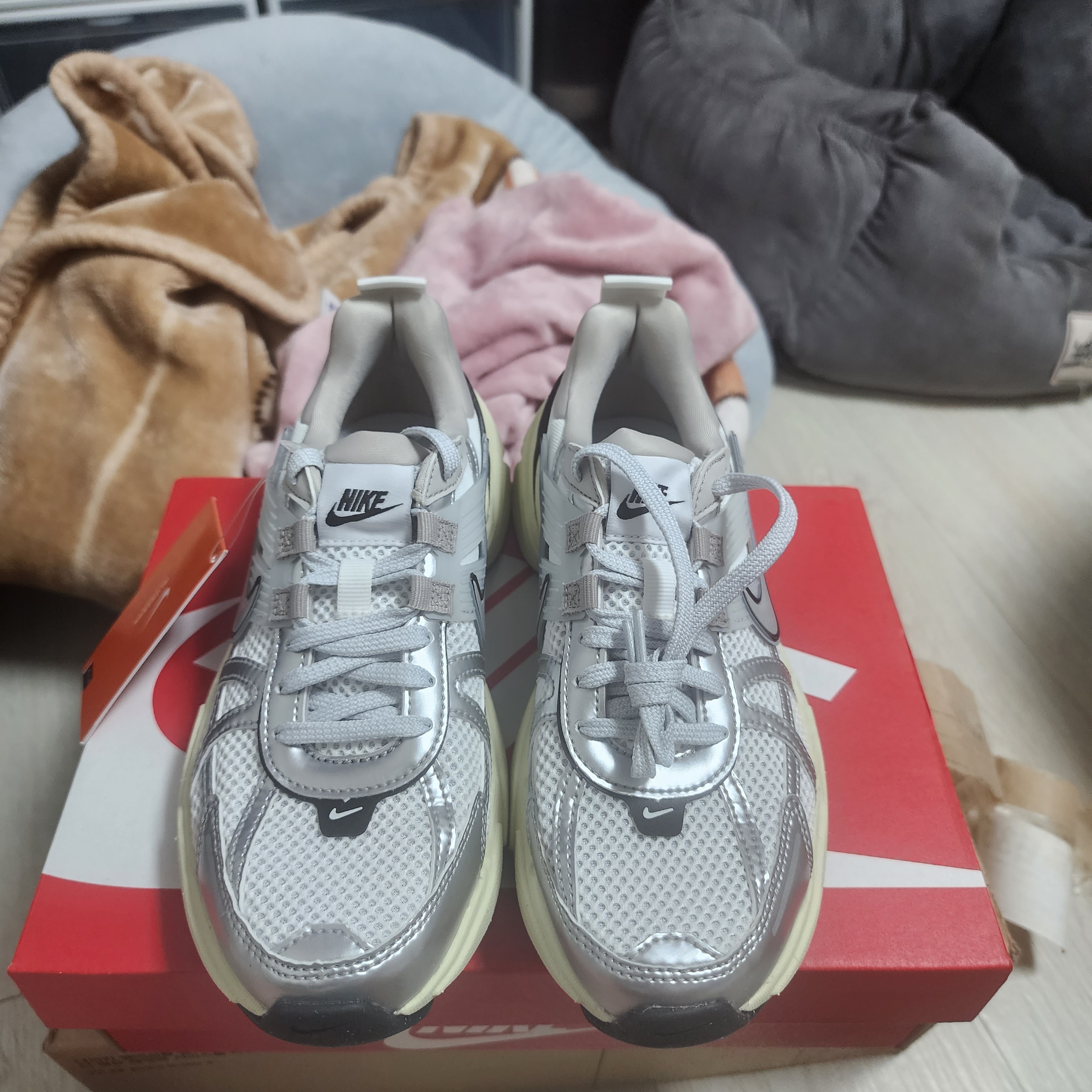 Nike V2K Run Summit White Metallic Silver 착용 스타일 - 2