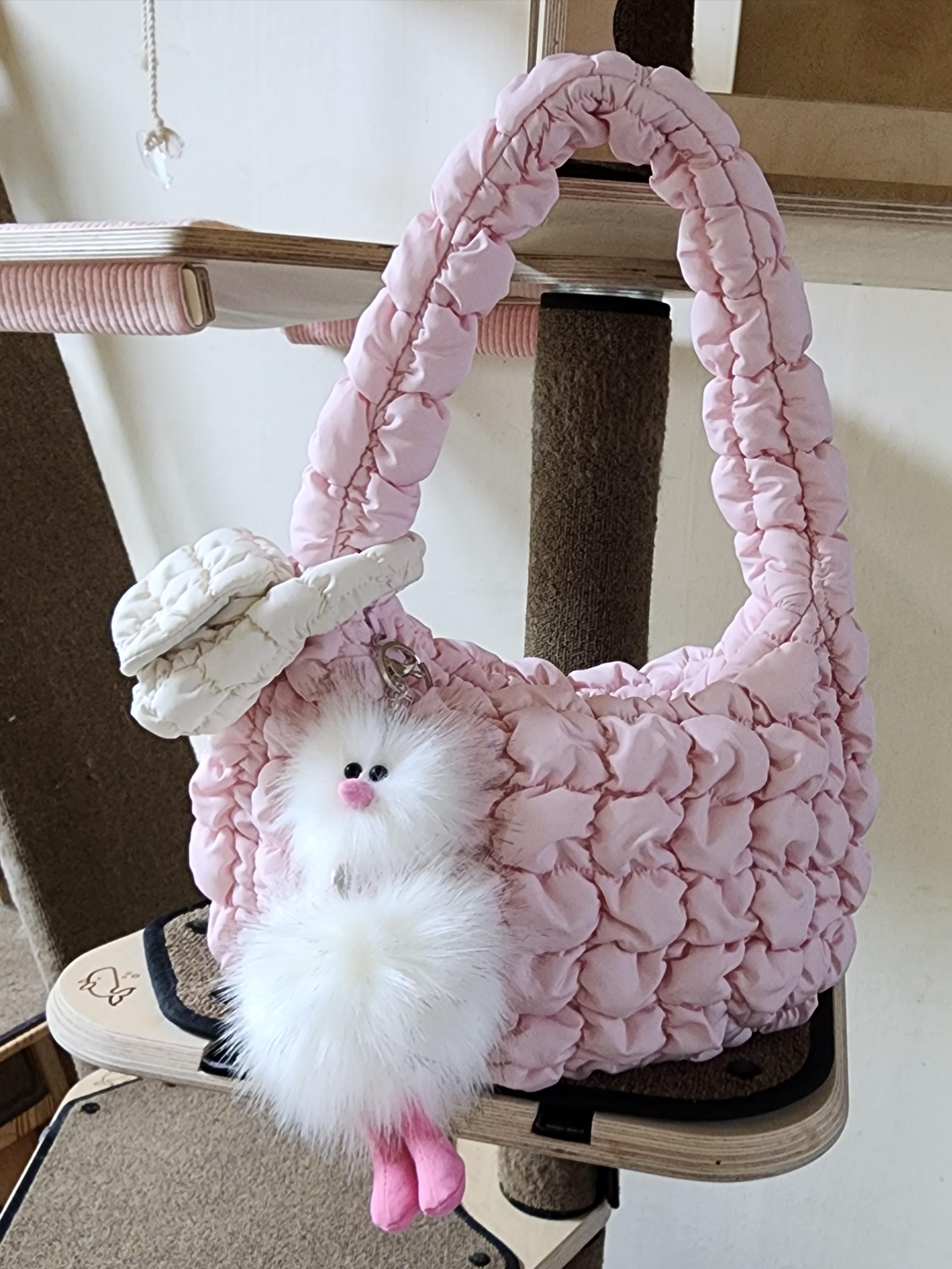 Cosymosy Ugly Bird Keyring White, COS Quilted Nano Bag Beige 착용 스타일