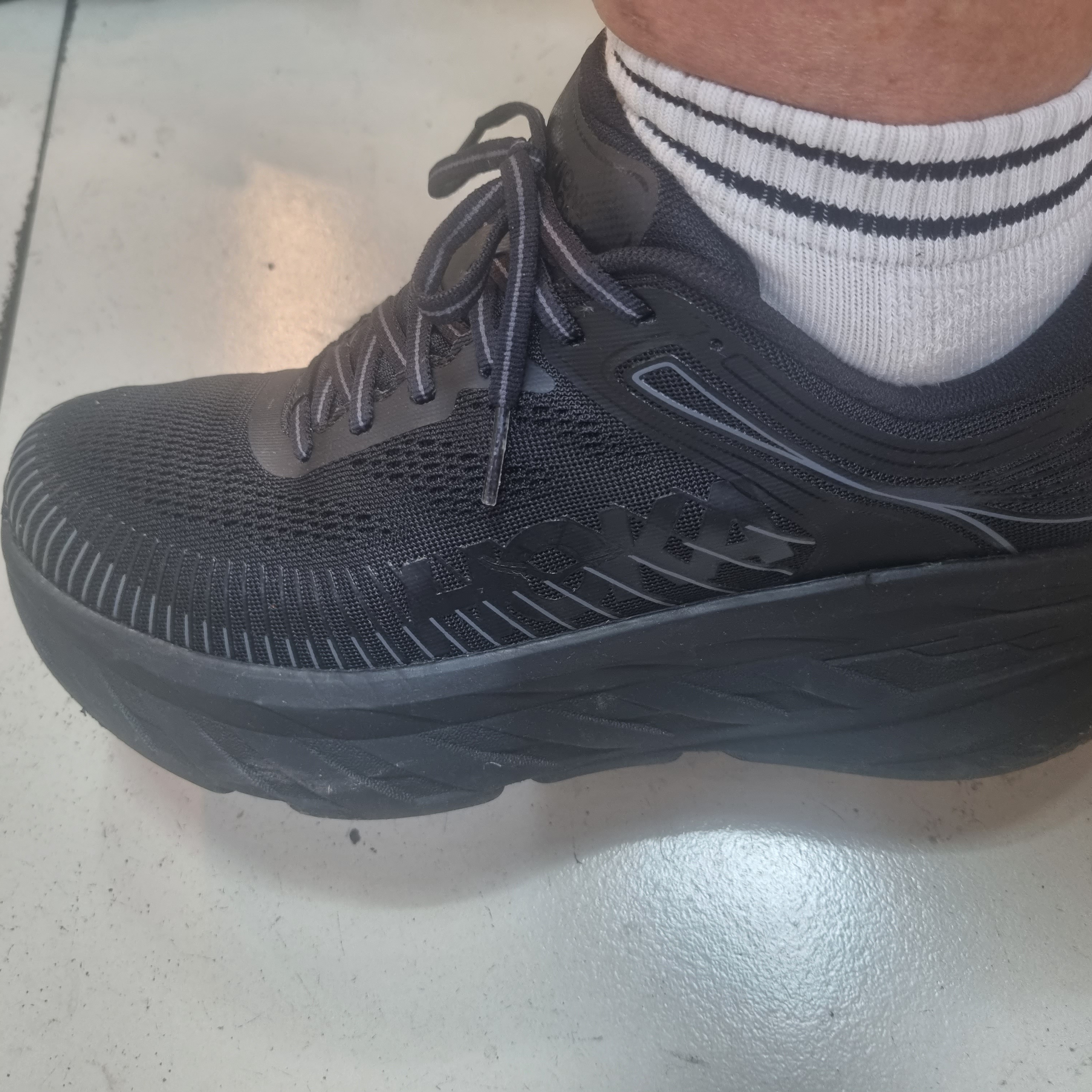 Hoka Bondi 7 Black - Wide 착용 스타일 - 2