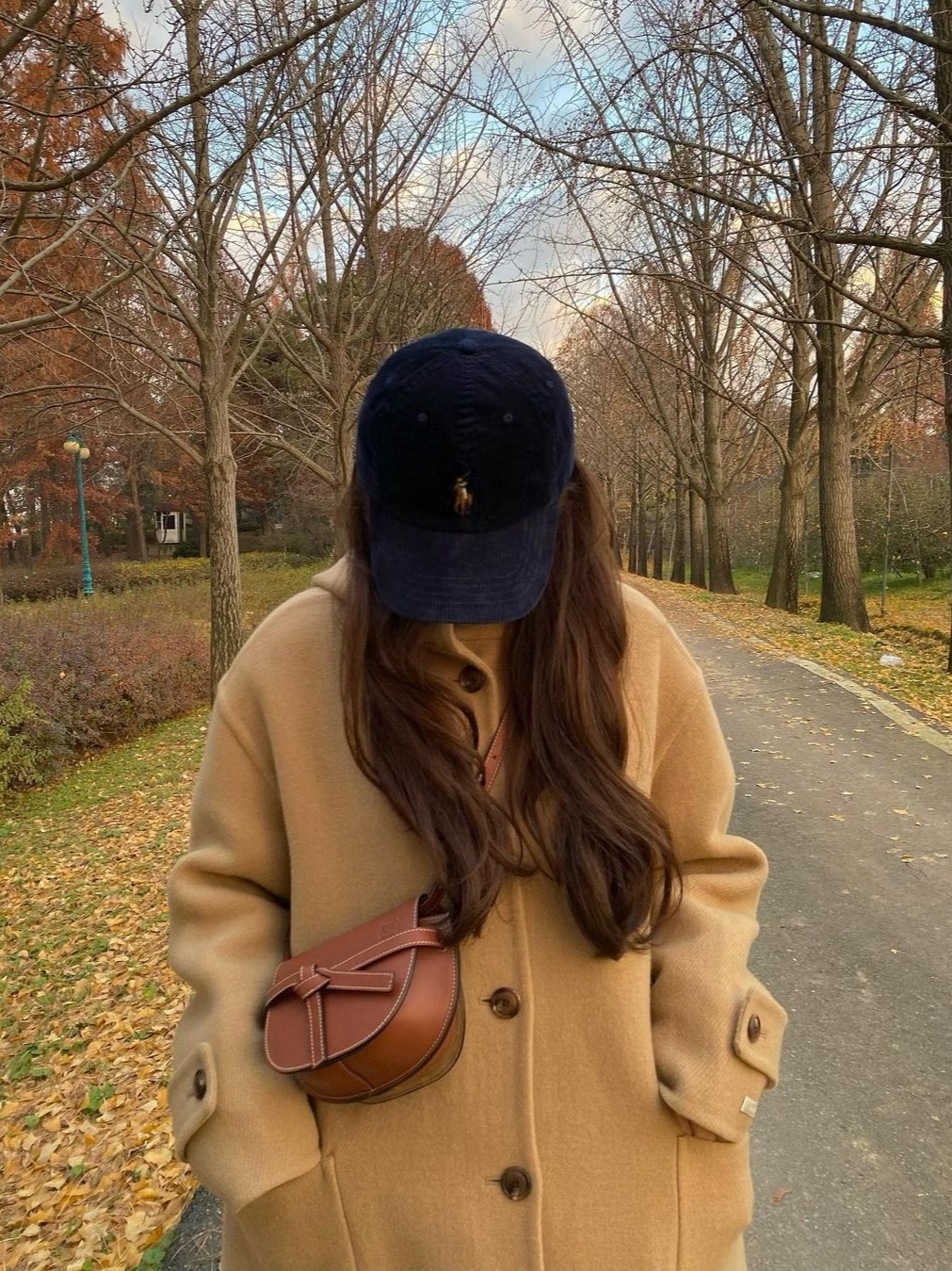 Loewe Mini Gate Dual Bag in Pebble Grain Calfskin Tan, Loewe Mini Gate Dual Bag in Soft Calfskin Clay Green Dusty Beige 착용 스타일
