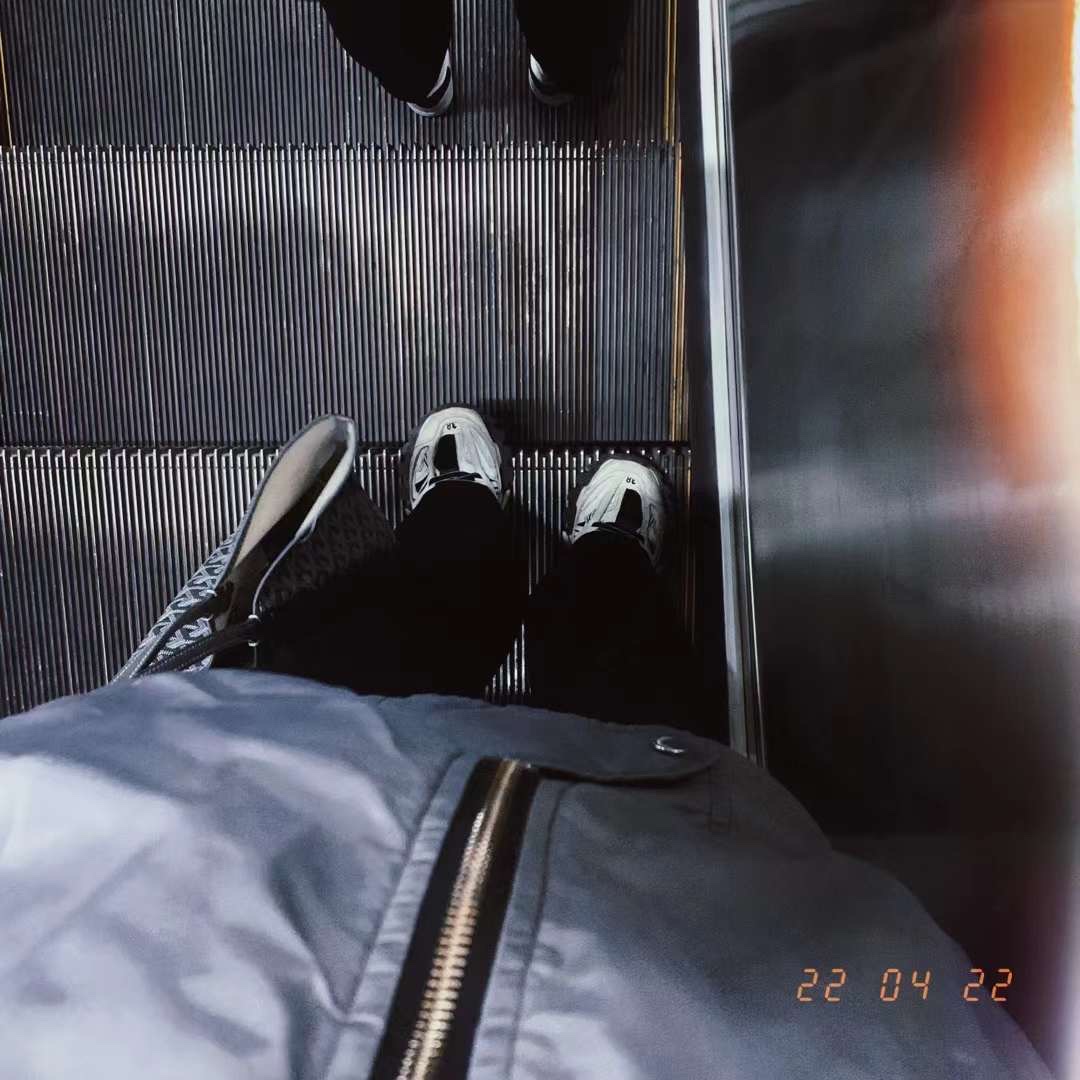 Balenciaga Track Sneakers Worn Out White Black 착용 스타일 - 3