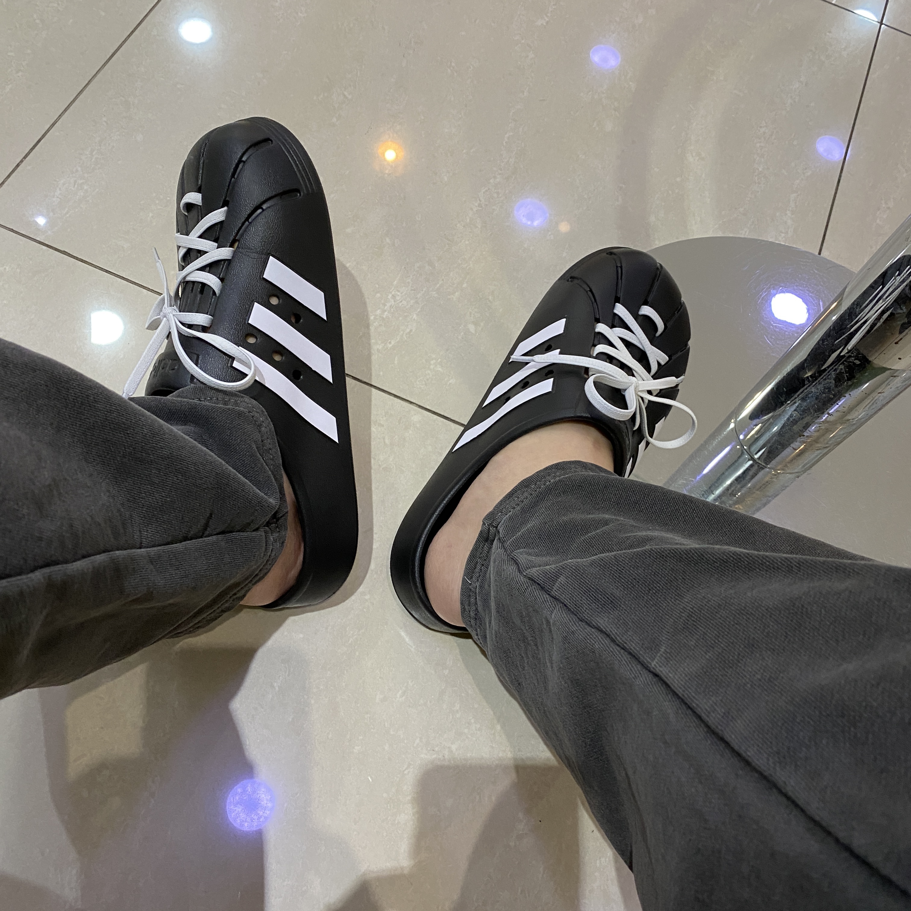 Adidas Adilette Clog Black White 착용 스타일