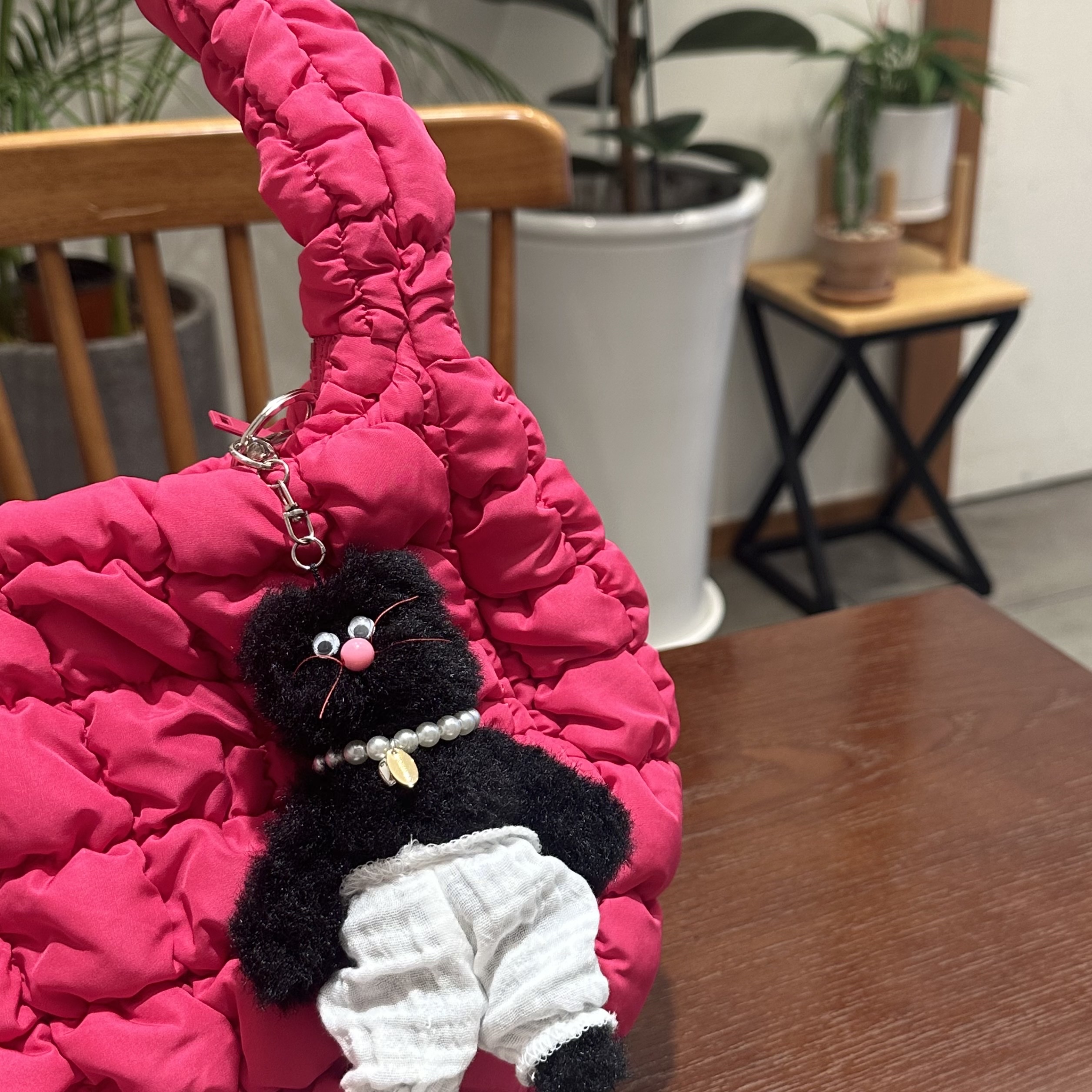 Monamhee Beulpingi Keyring with White Pants Black, COS Quilted Mini Bag Pink 착용 스타일