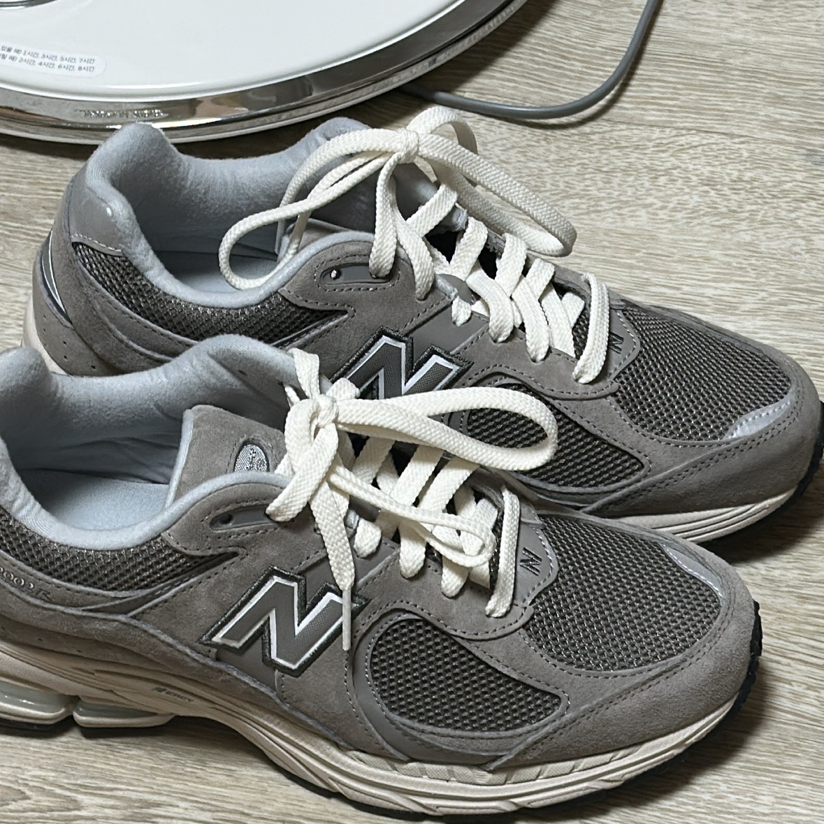 New Balance 2002R Grey 착용 스타일