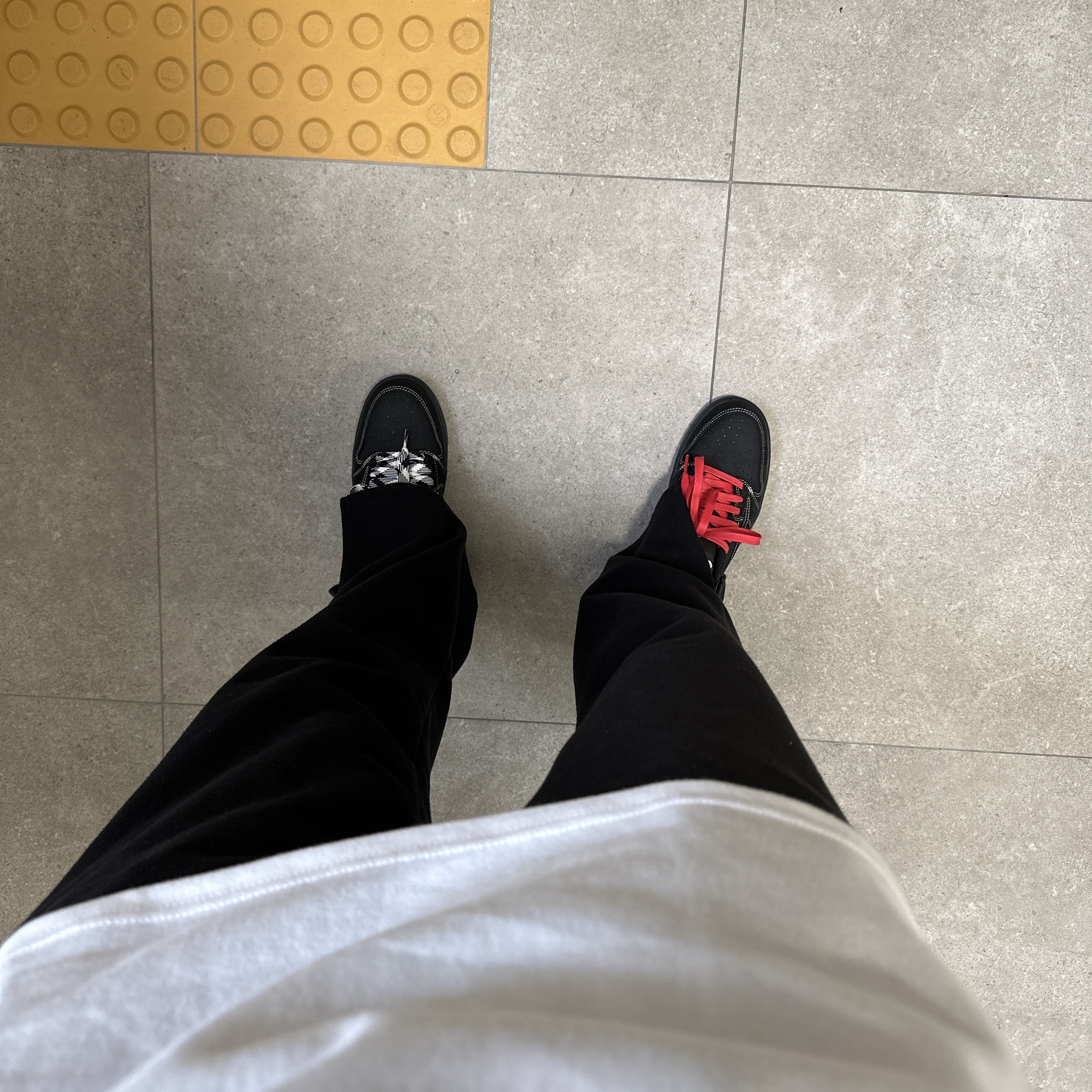 Jordan 1 x Travis Scott Retro Low OG SP Black Phantom, IAB Studio 10th Anniversary T-Shirts Pack White & Black (2 Pack) 착용 스타일