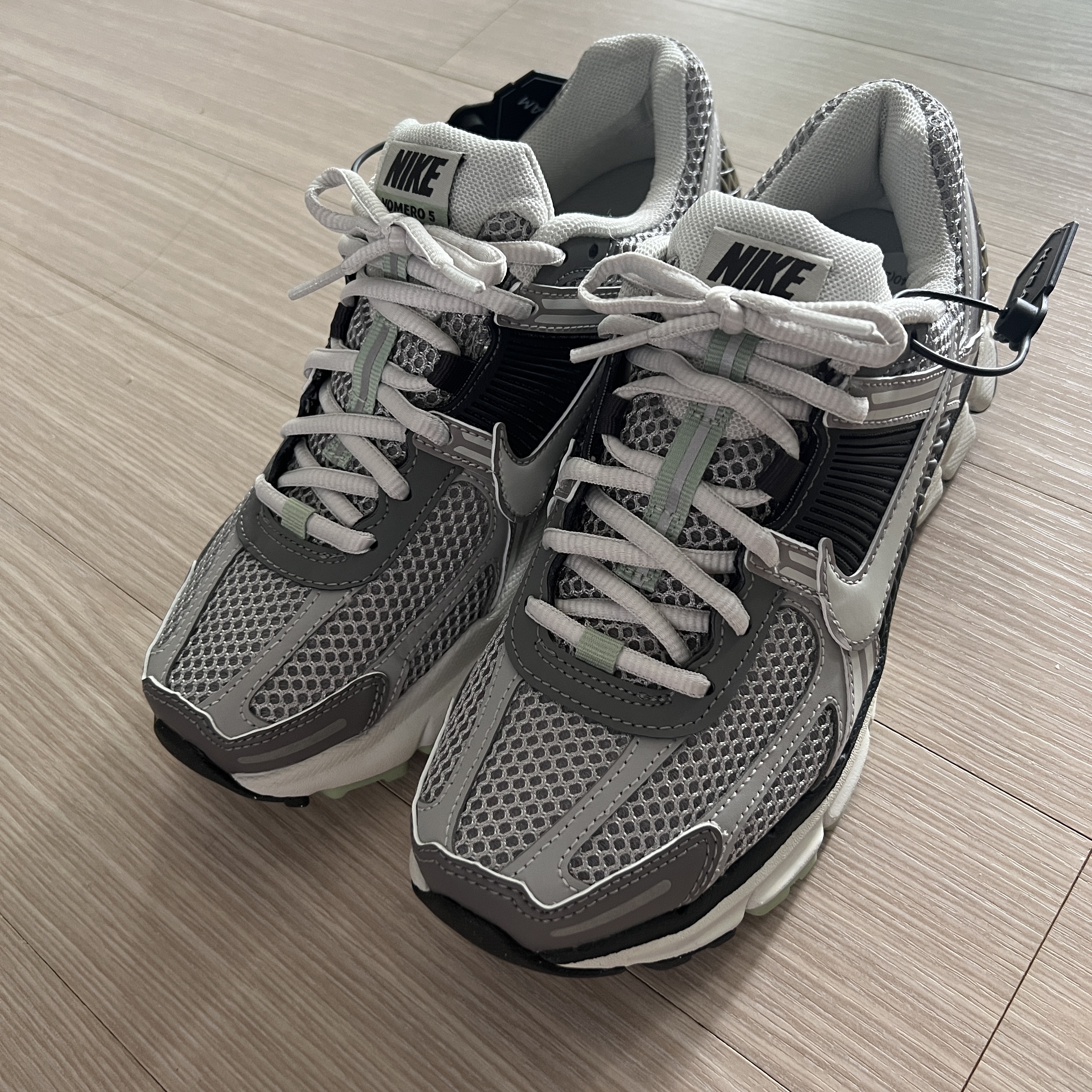 (W) Nike Zoom Vomero 5 Cobblestone and Flat Pewter 착용 스타일