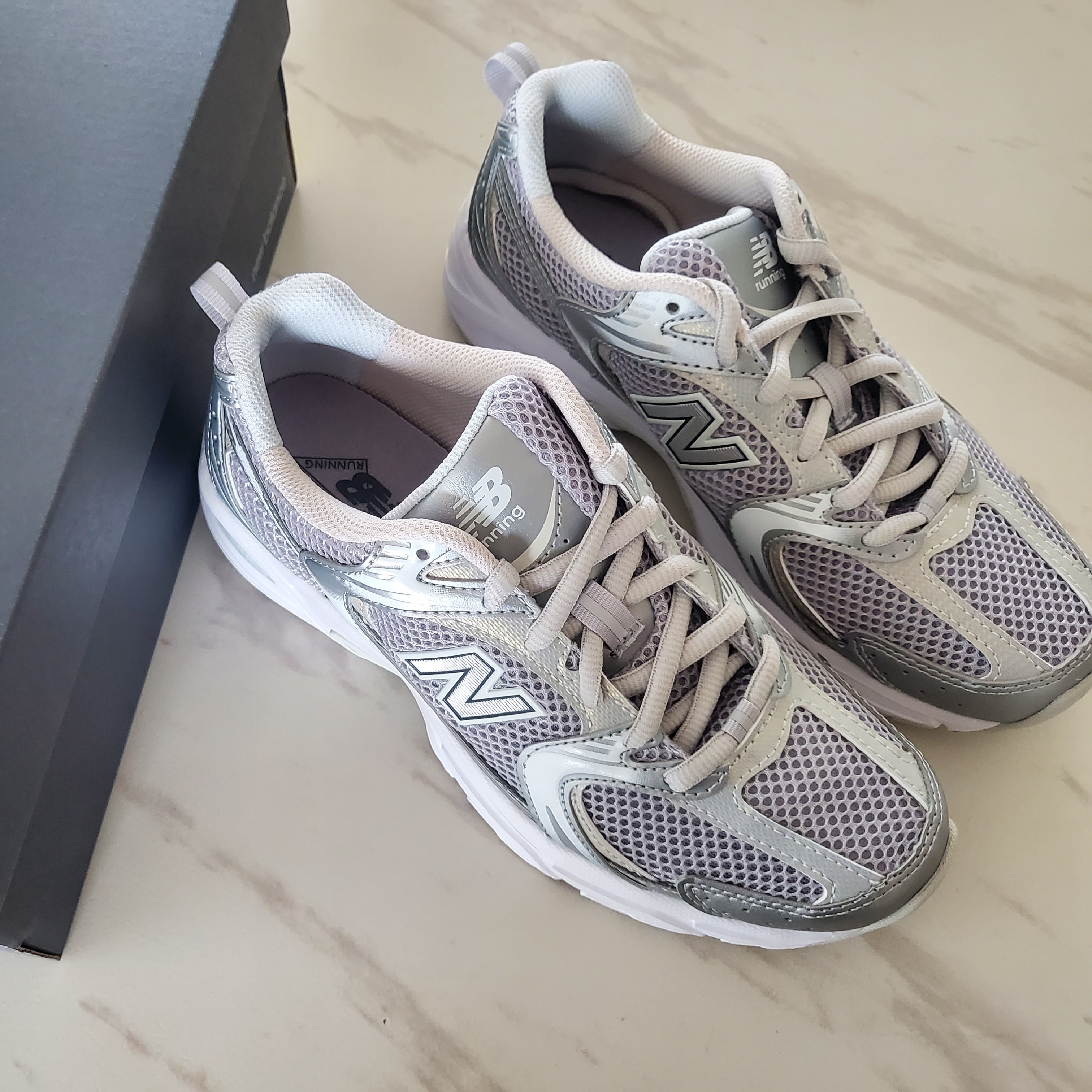 New Balance 530 Silver Grey 착용 스타일 - 1