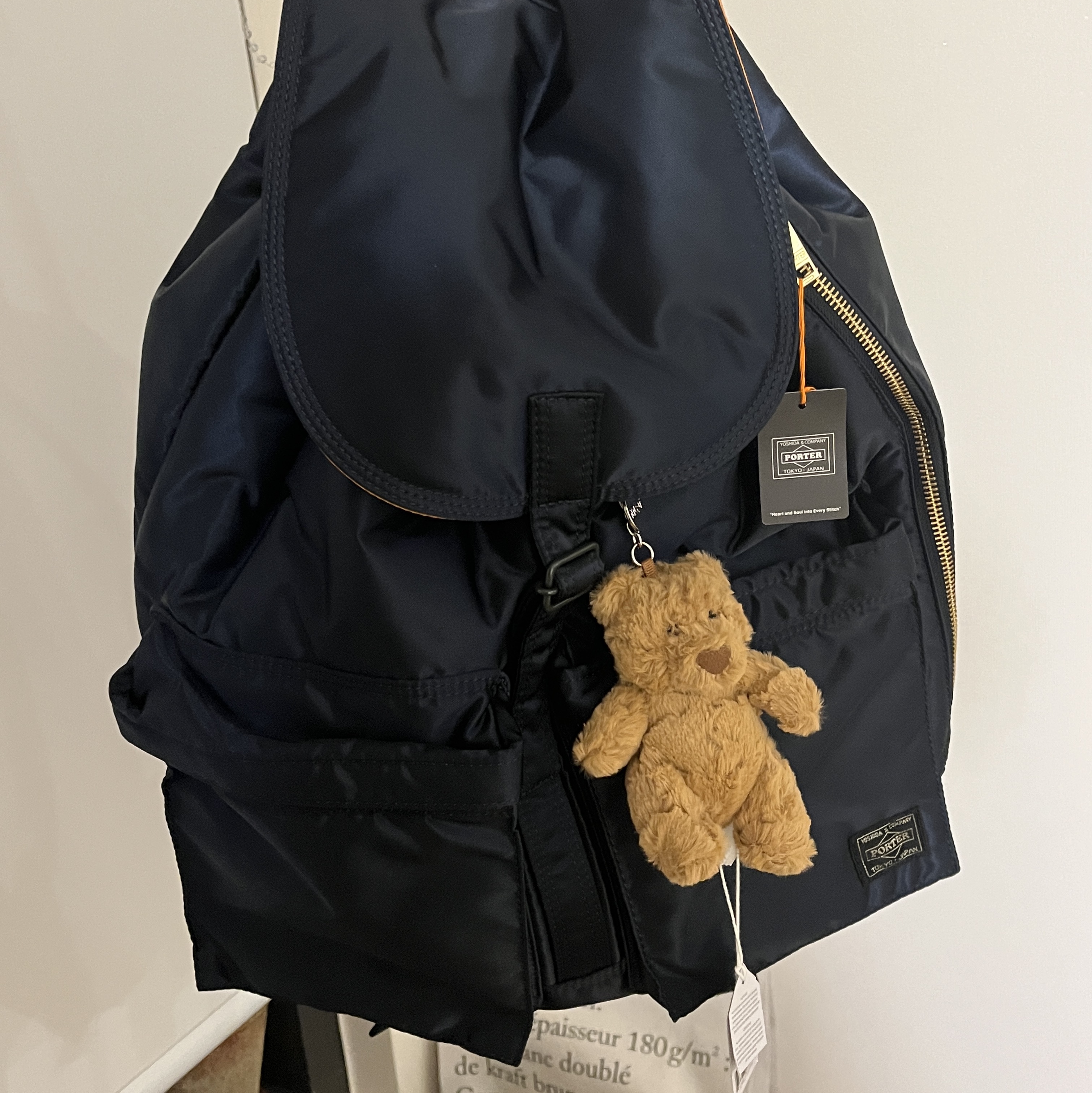 Jellycat Bartholomew Bear Bag Charm Brown, Porter Tanker Backpack Iron Blue 착용 스타일