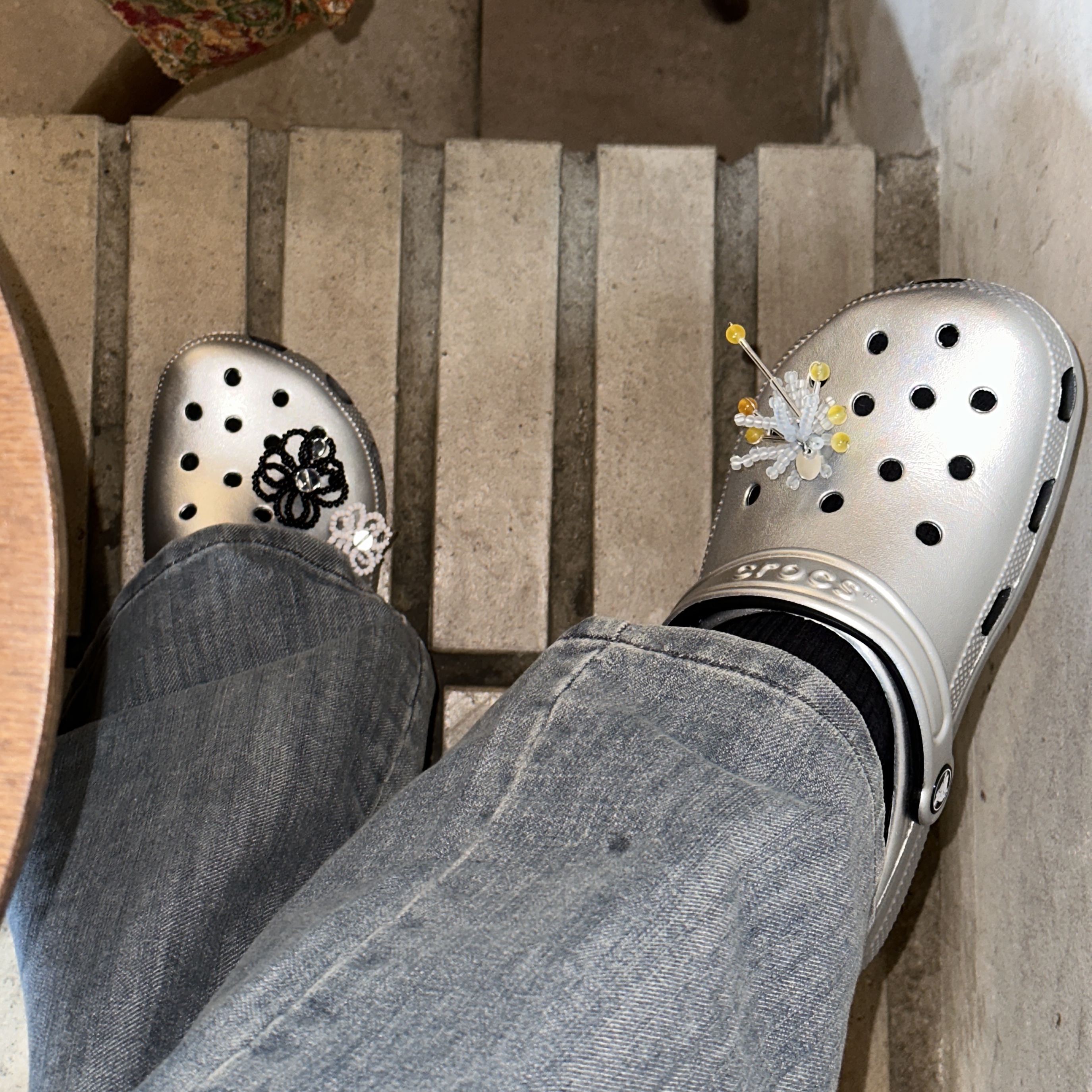 Crocs Classic Metallic Clog Silver 착용 스타일 - 3
