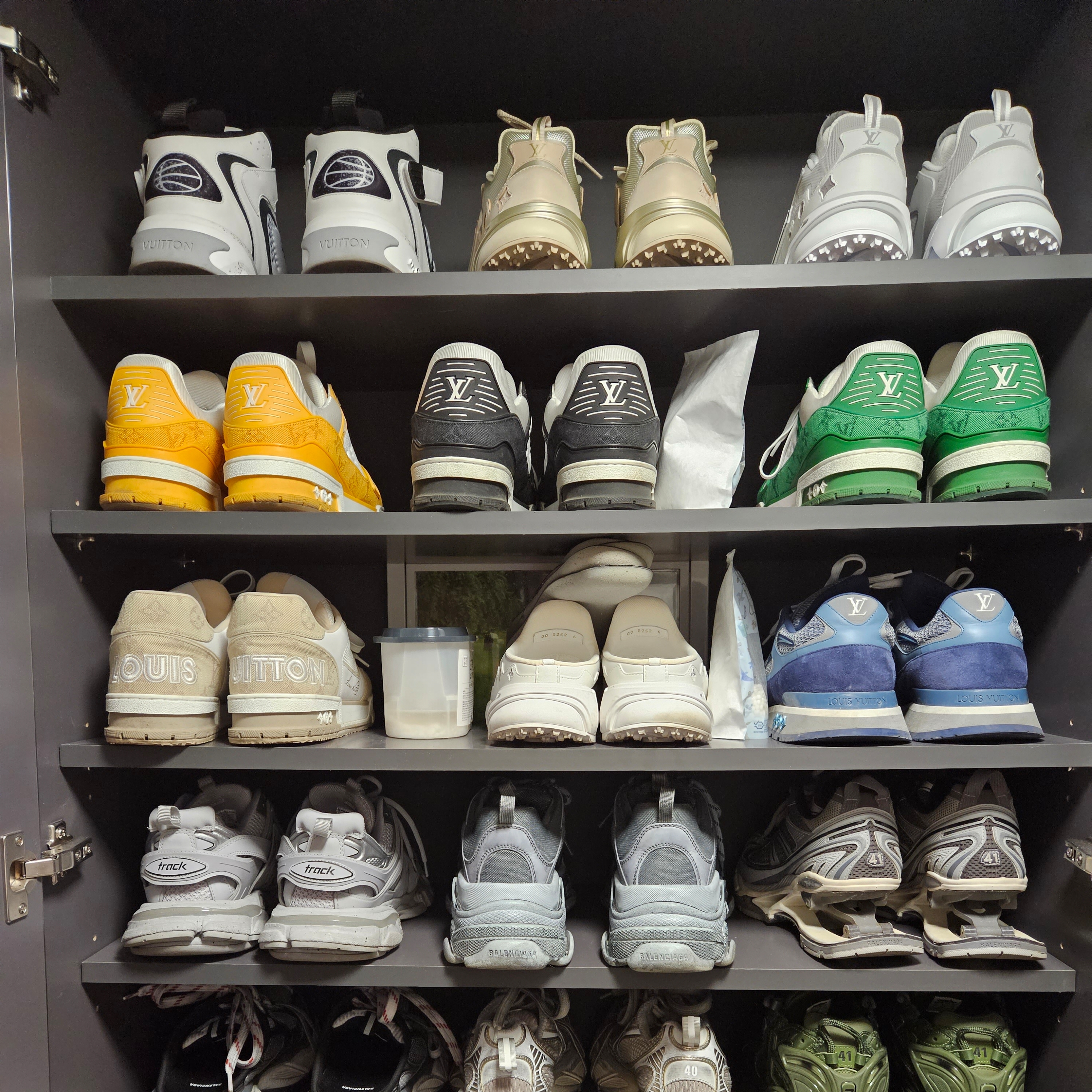 Louis Vuitton LV Trainer Sneakers Monogram Denim Black, Louis Vuitton LV Trainer Sneakers Yellow 착용 스타일
