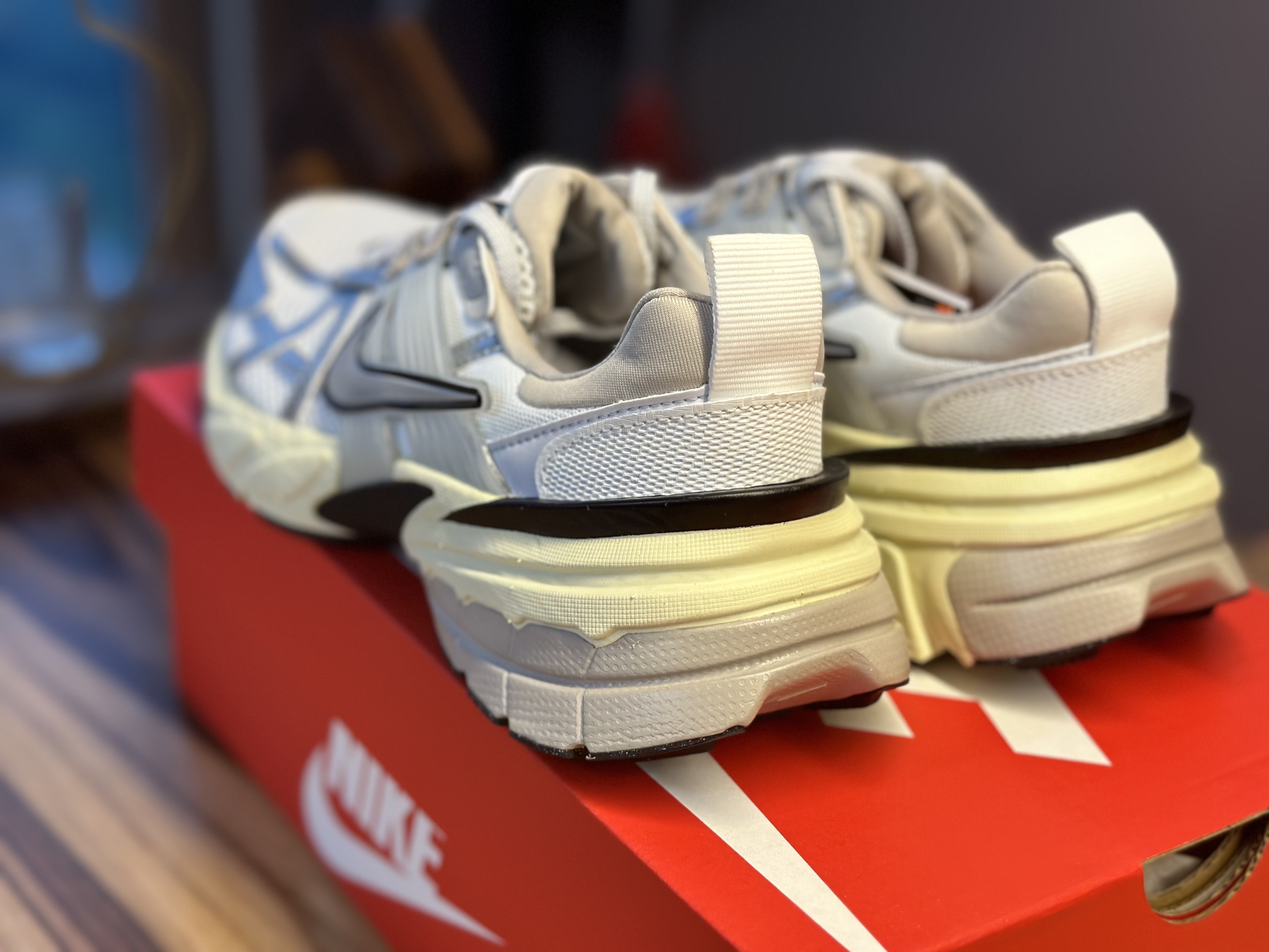 Nike V2K Run Summit White Metallic Silver 착용 스타일 - 4