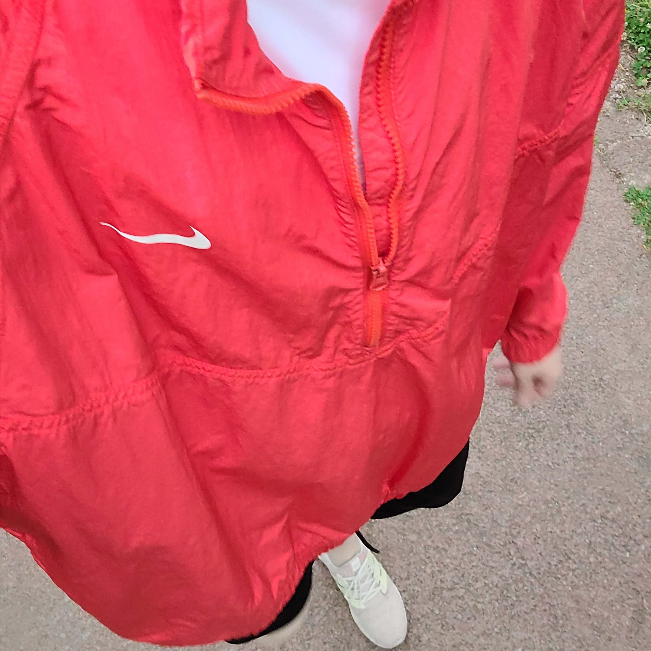 Nike x Stussy Bucket Hat Habanero Red, Nike x Stussy Windrunner Jacket Habanero Red 착용 스타일 - 3