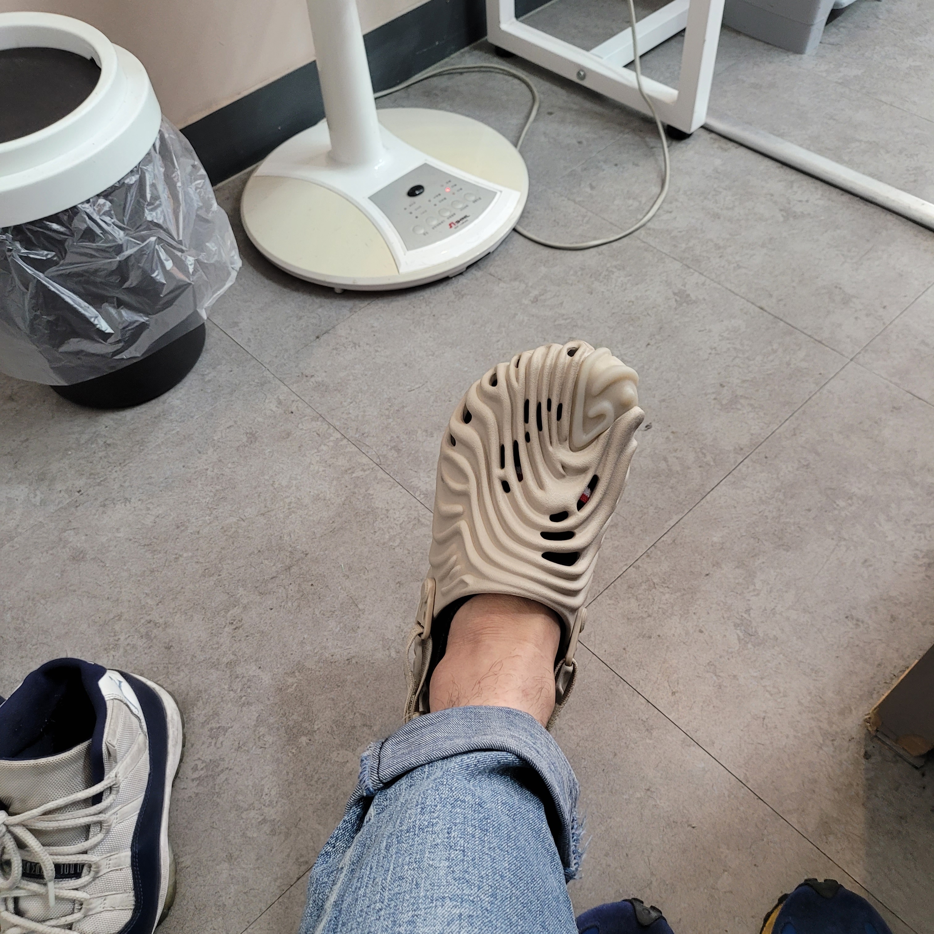 Crocs x Salehe Bembury Pollex Clog Horchata 착용 스타일 - 2
