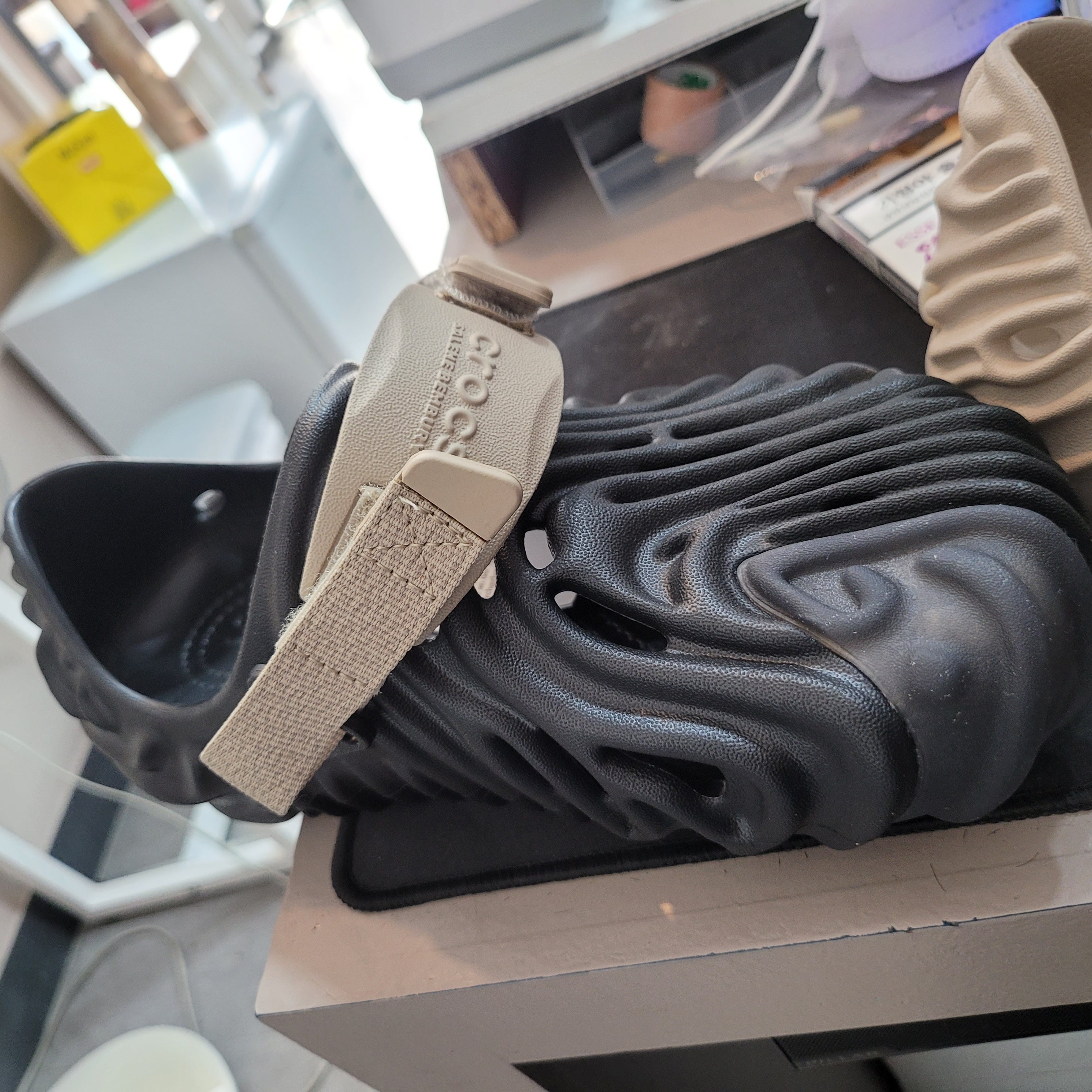 Crocs x Salehe Bembury Pollex Clog Horchata, Crocs x Salehe Bembury Pollex Clog Sasquatch 착용 스타일 - 3