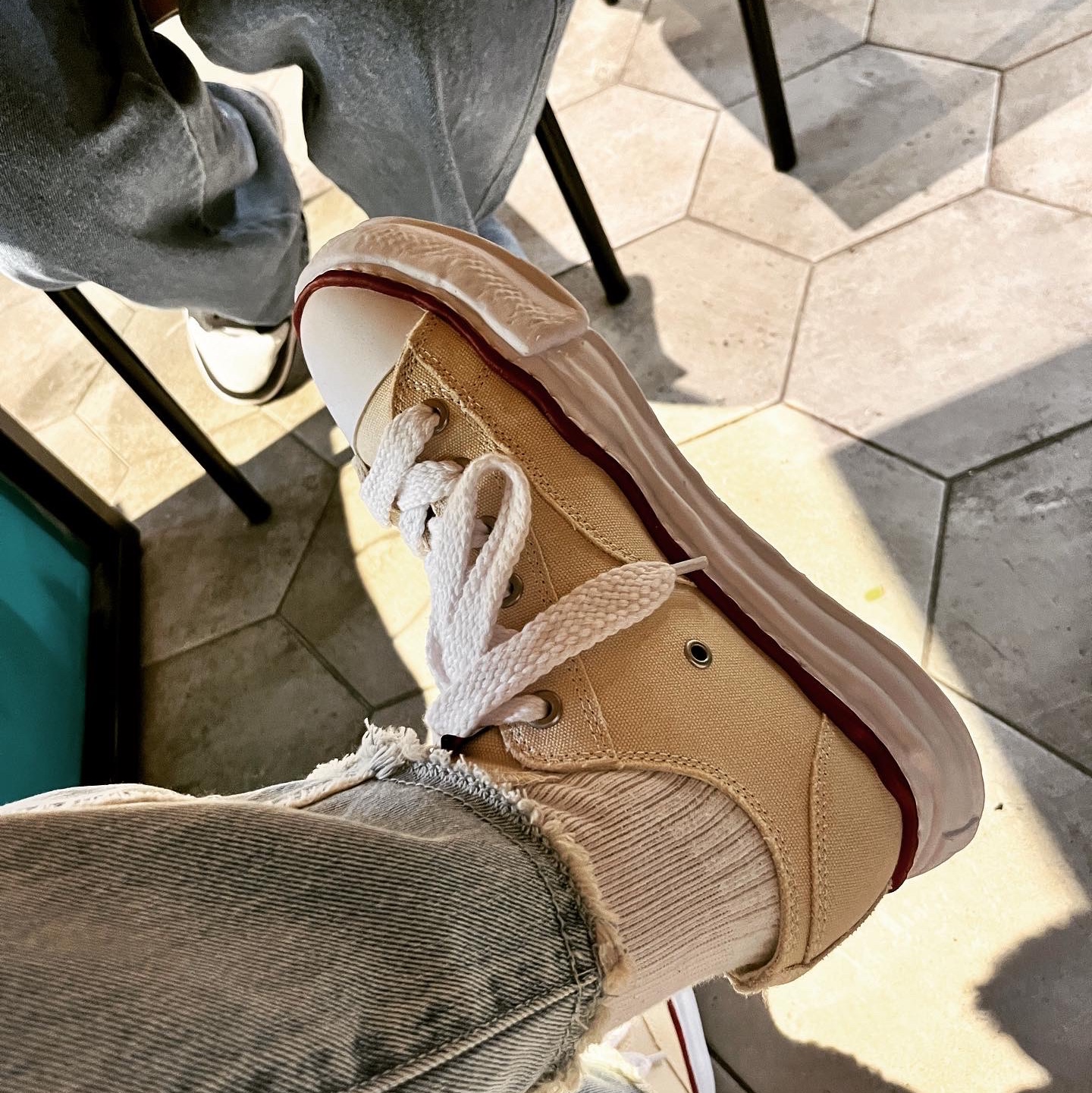 Maison Mihara Yasuhiro Peterson OG Sole Canvas Low-top Sneakers Natural 착용 스타일 - 1