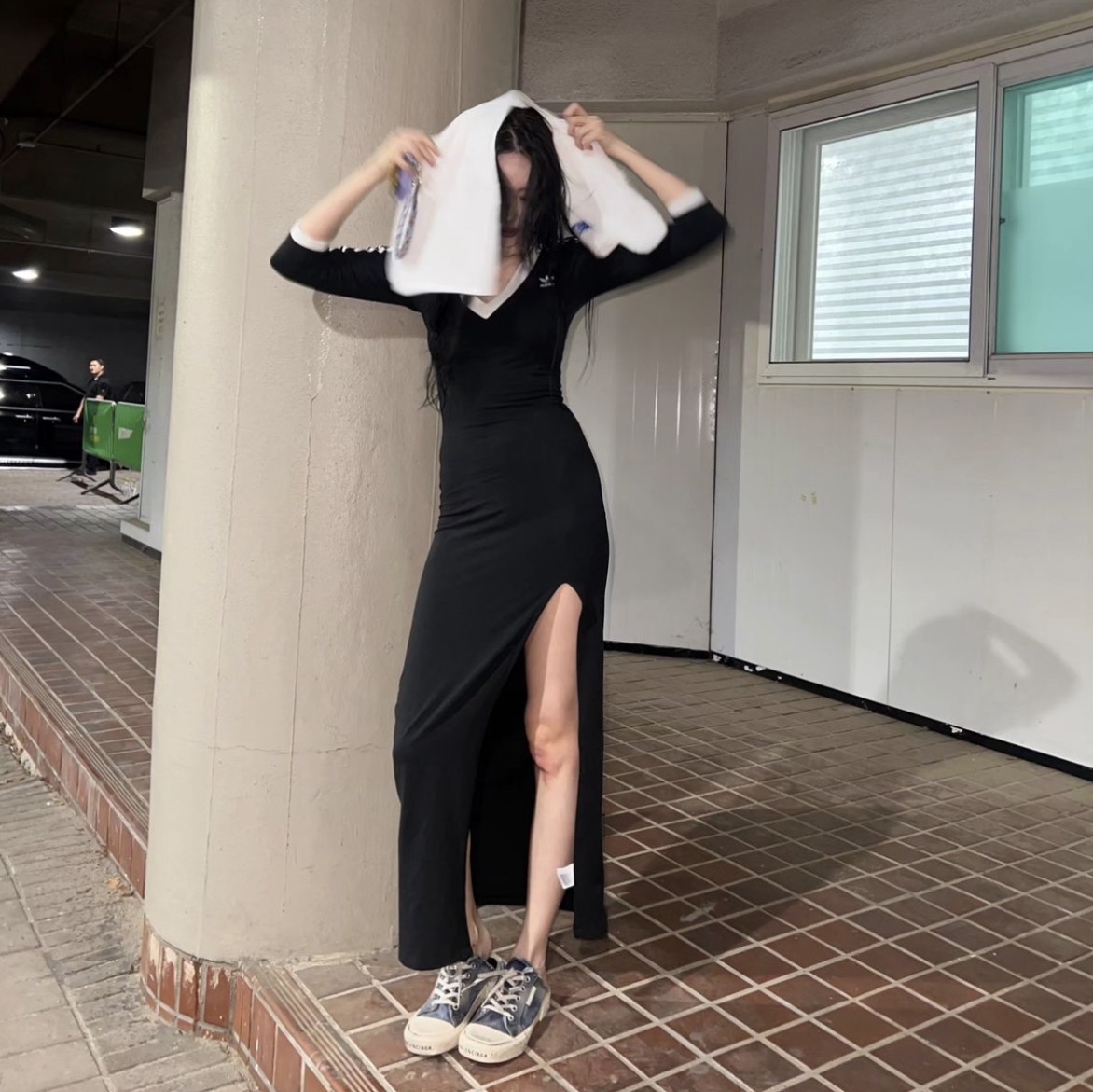(W) Balenciaga Paris Mule Blue 착용 스타일