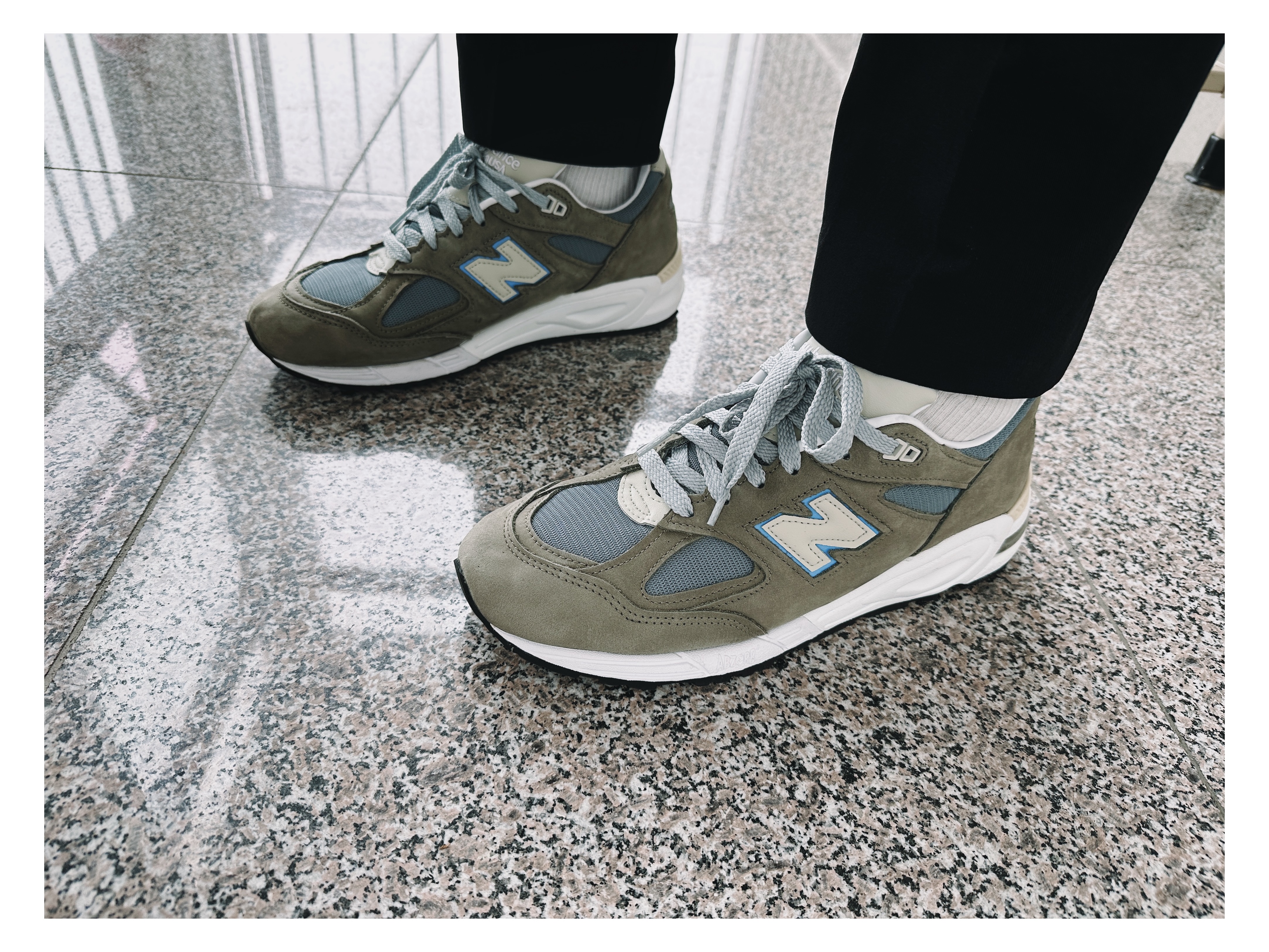 New Balance 990v2 Made in USA Grey Blue 착용 스타일 - 1