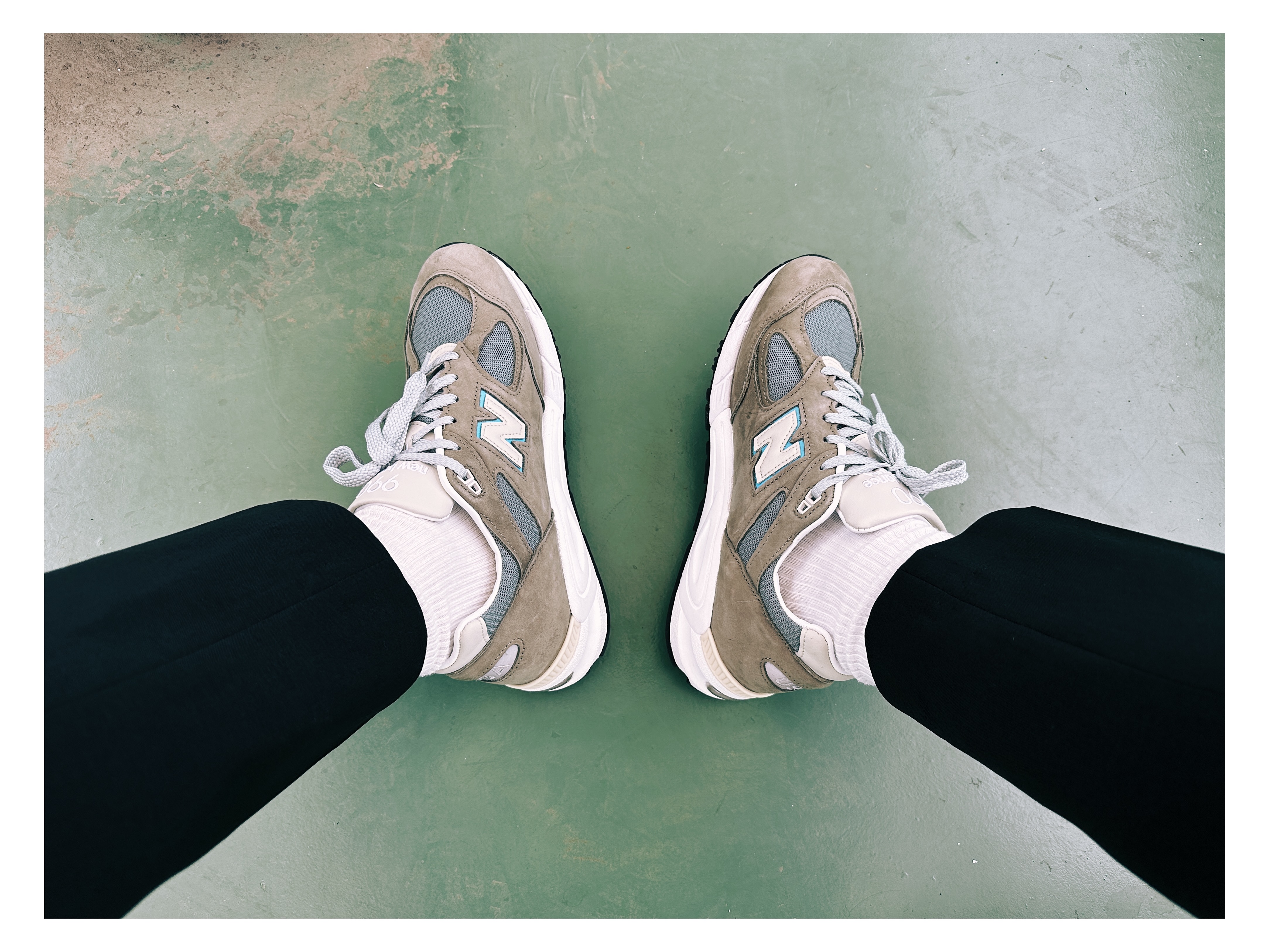 New Balance 990v2 Made in USA Grey Blue 착용 스타일 - 2
