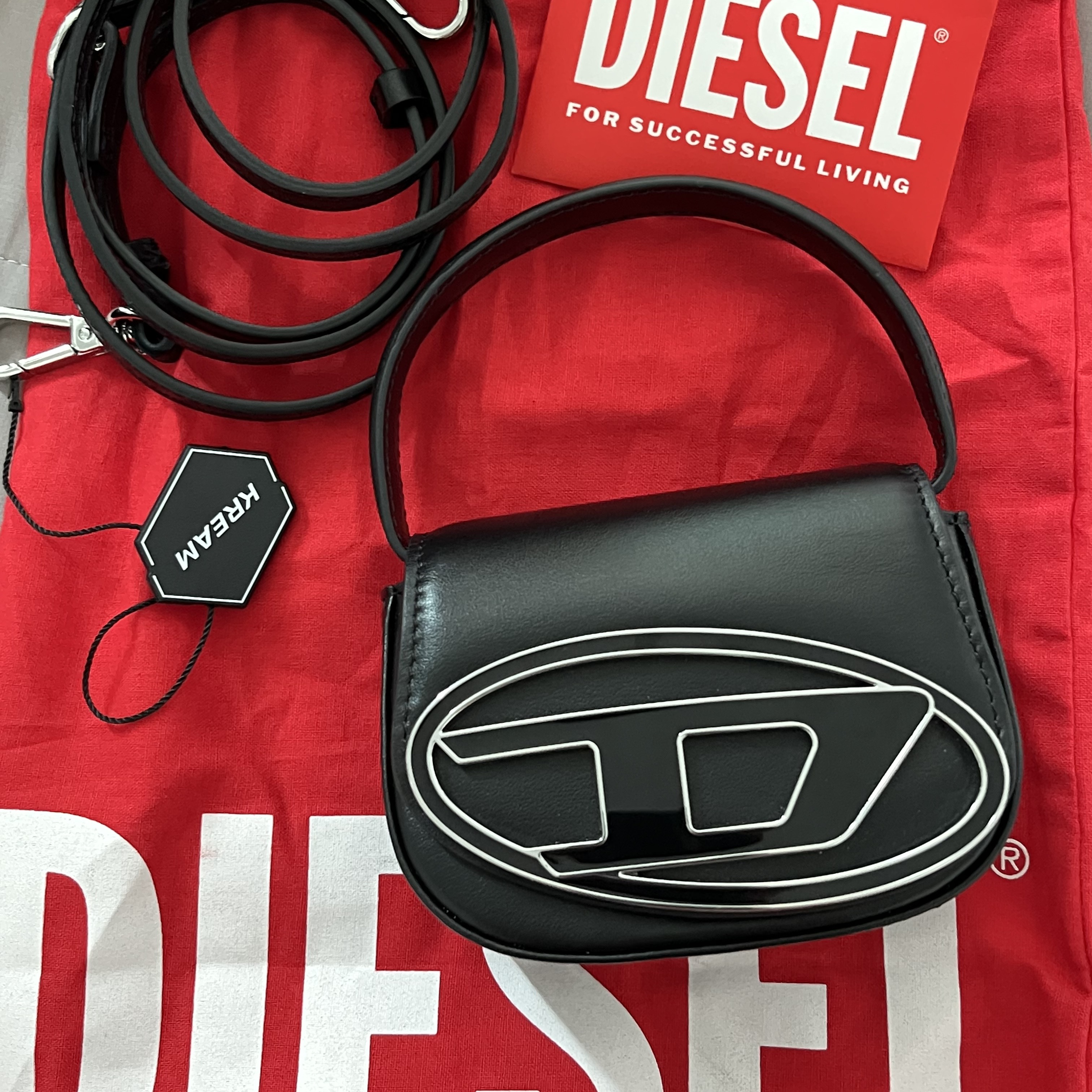 Diesel 1DR Mini Bag Plaque Black 착용 스타일