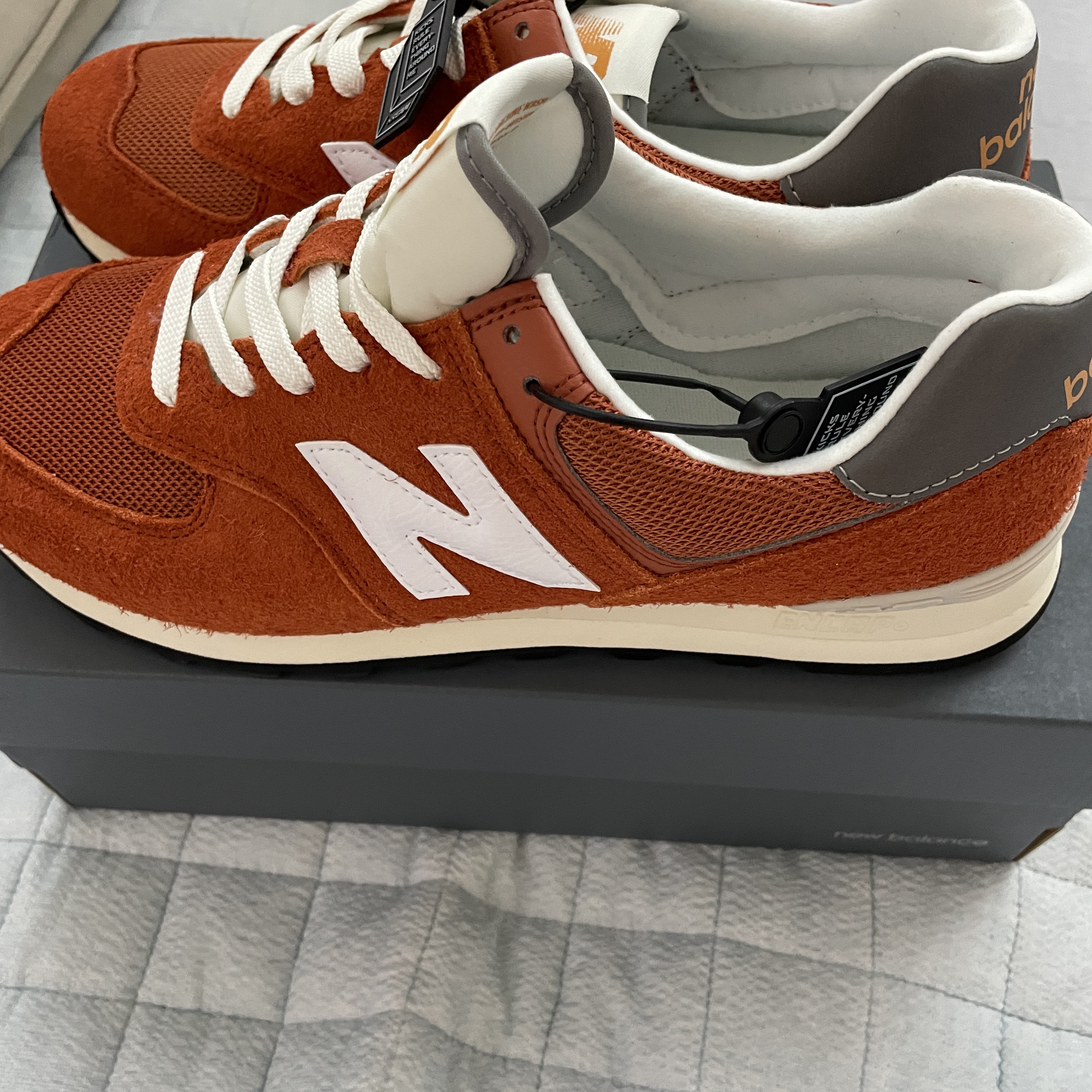 New Balance 574 Heritage Orange Burst White 착용 스타일