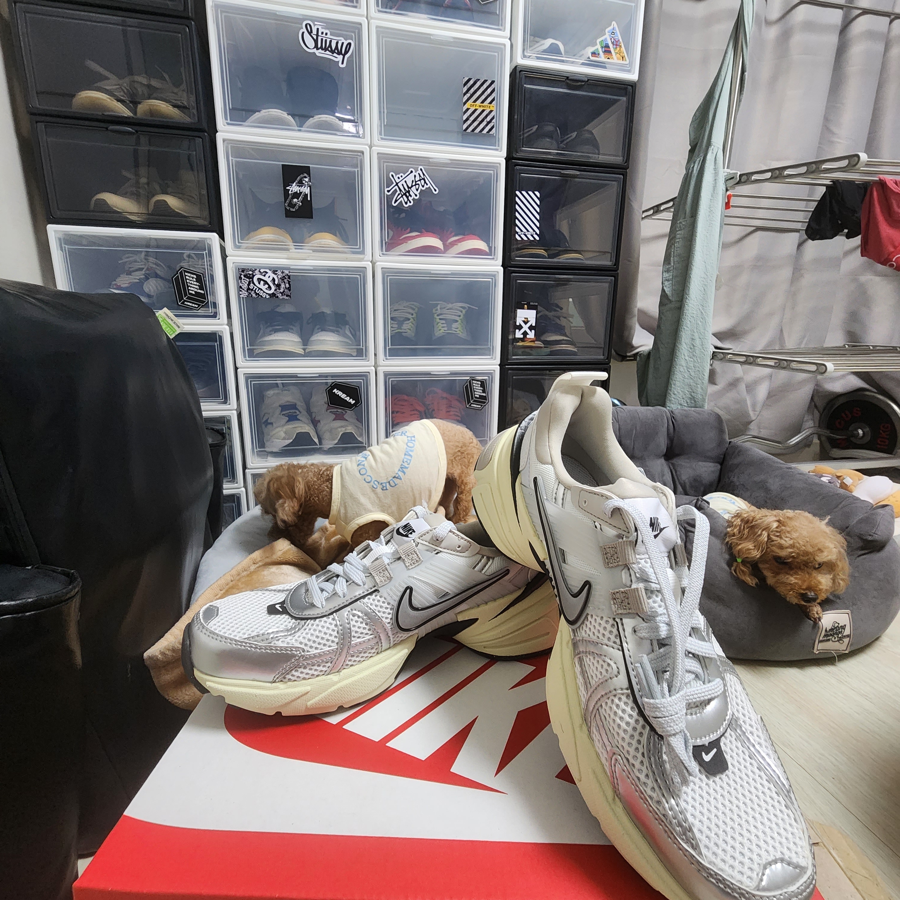 Nike V2K Run Summit White Metallic Silver 착용 스타일 - 3
