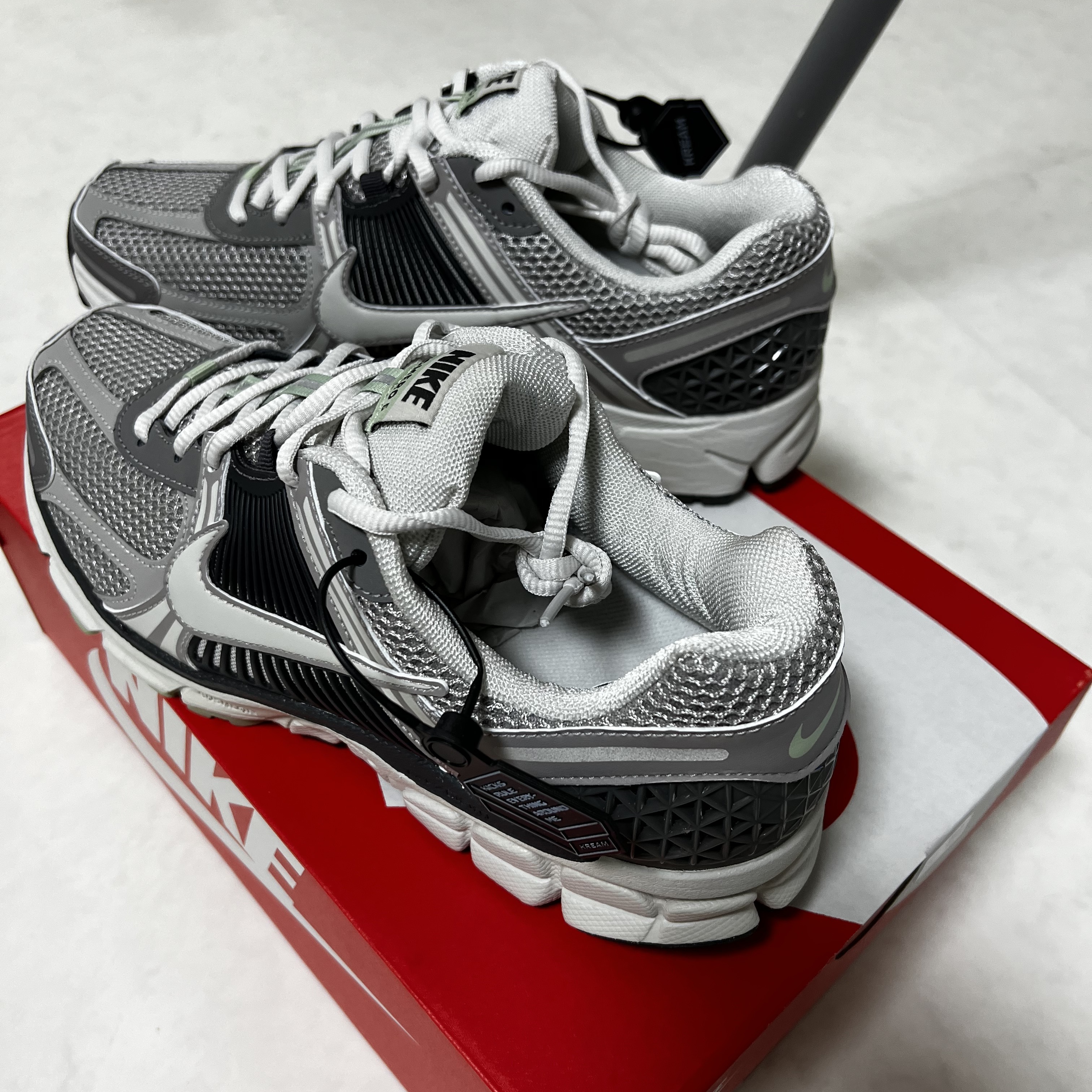 (W) Nike Zoom Vomero 5 Cobblestone and Flat Pewter 착용 스타일 - 1