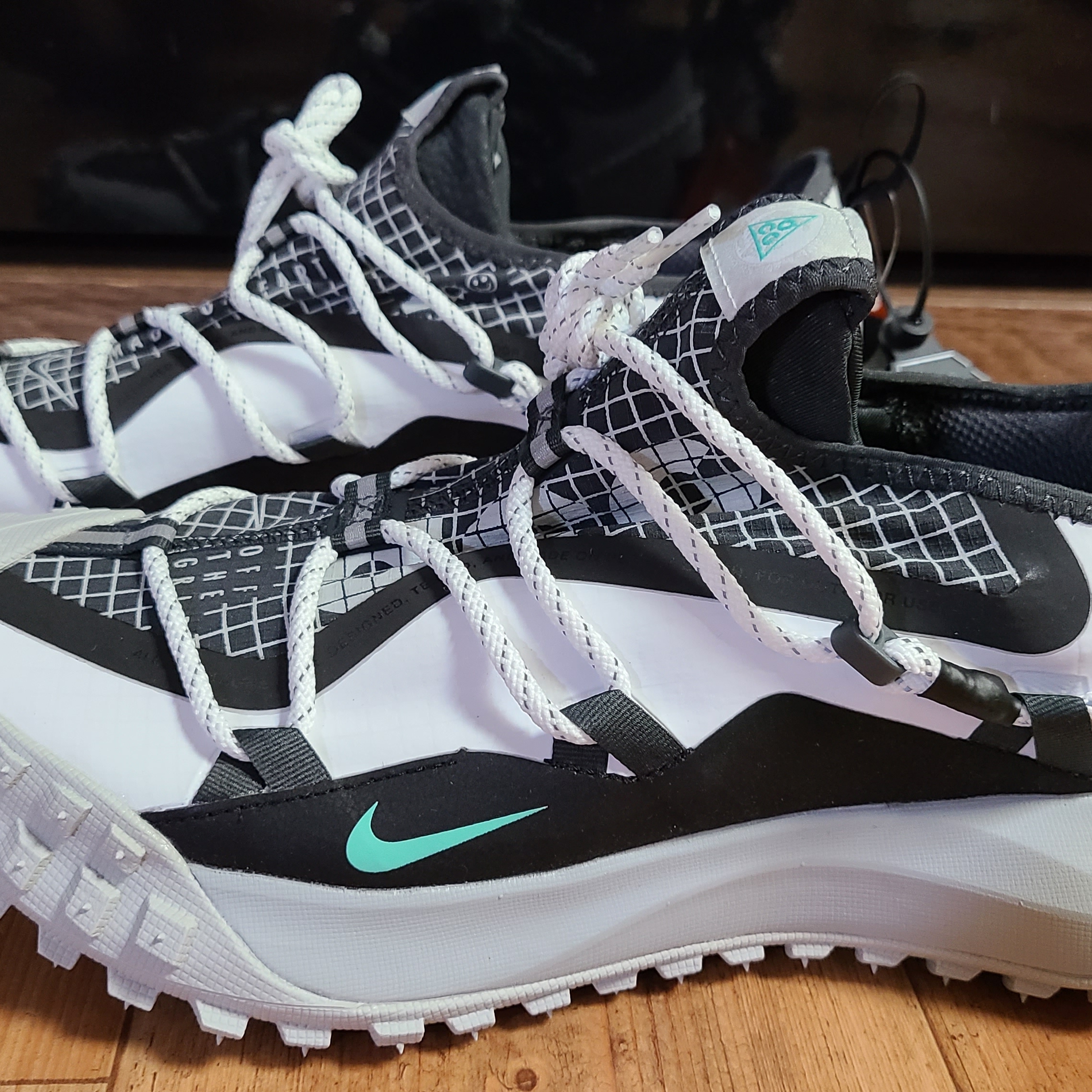 Nike ACG Mountain Fly Low SE White and Black 착용 스타일 - 2
