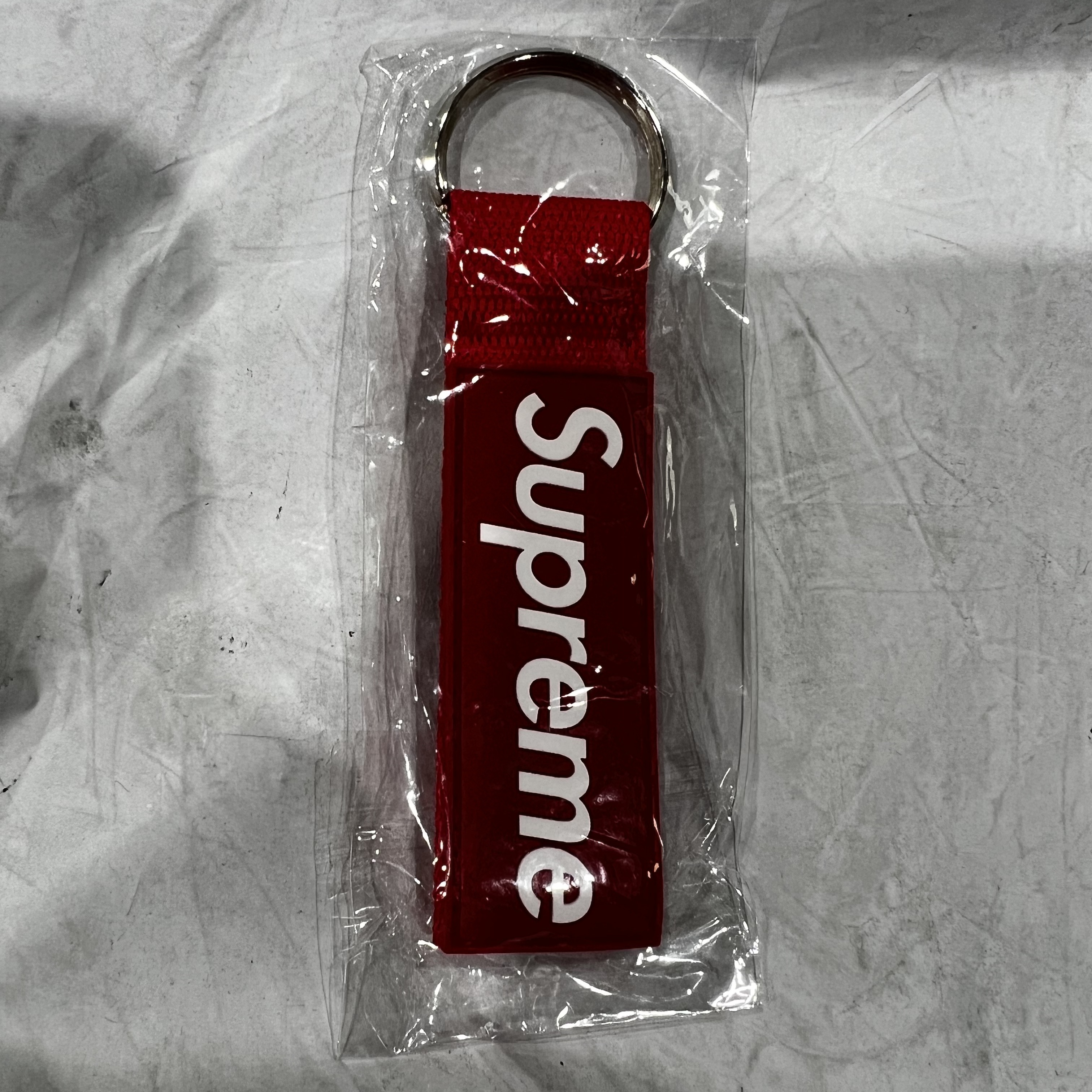 Supreme Webbing Keychain Red - 23SS 착용 스타일