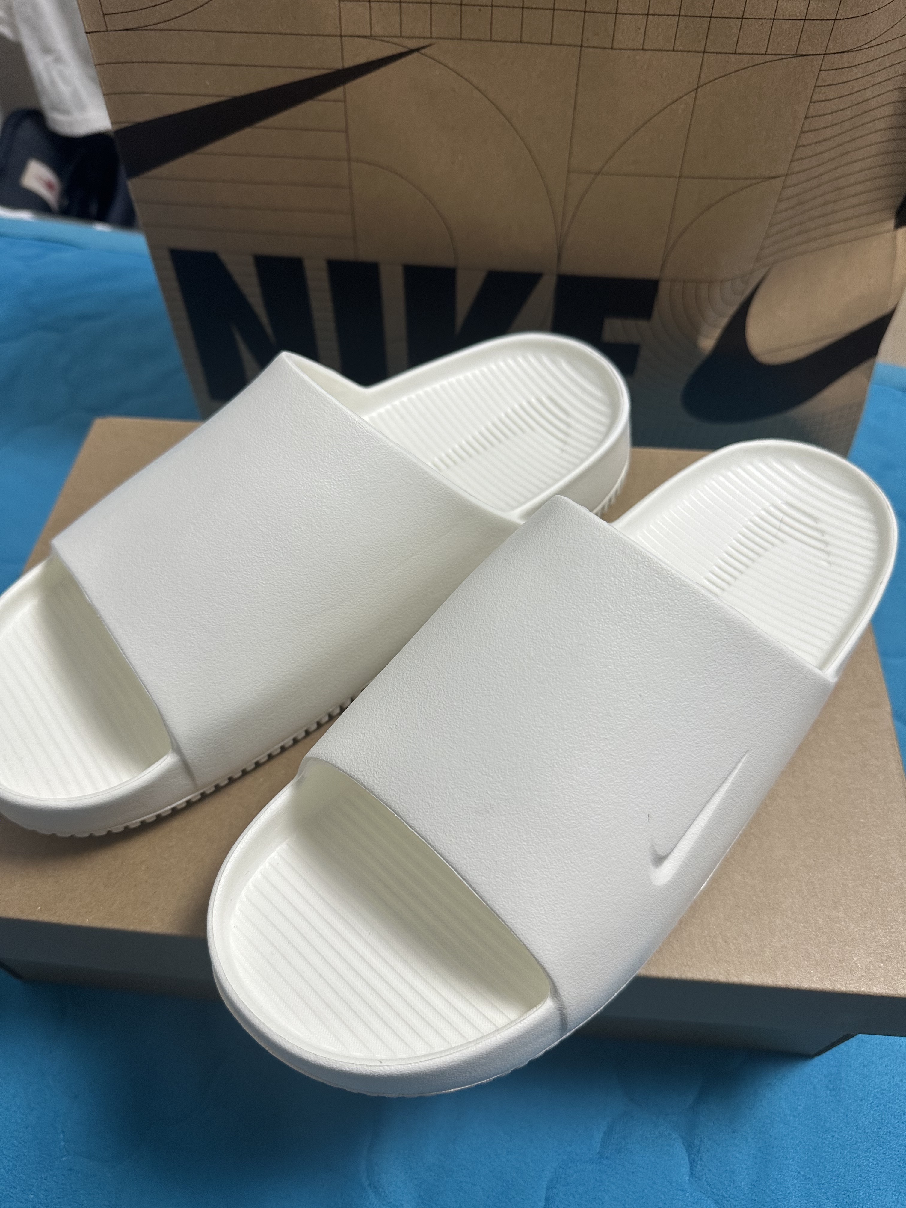 Nike Calm Slide Sail 착용 스타일