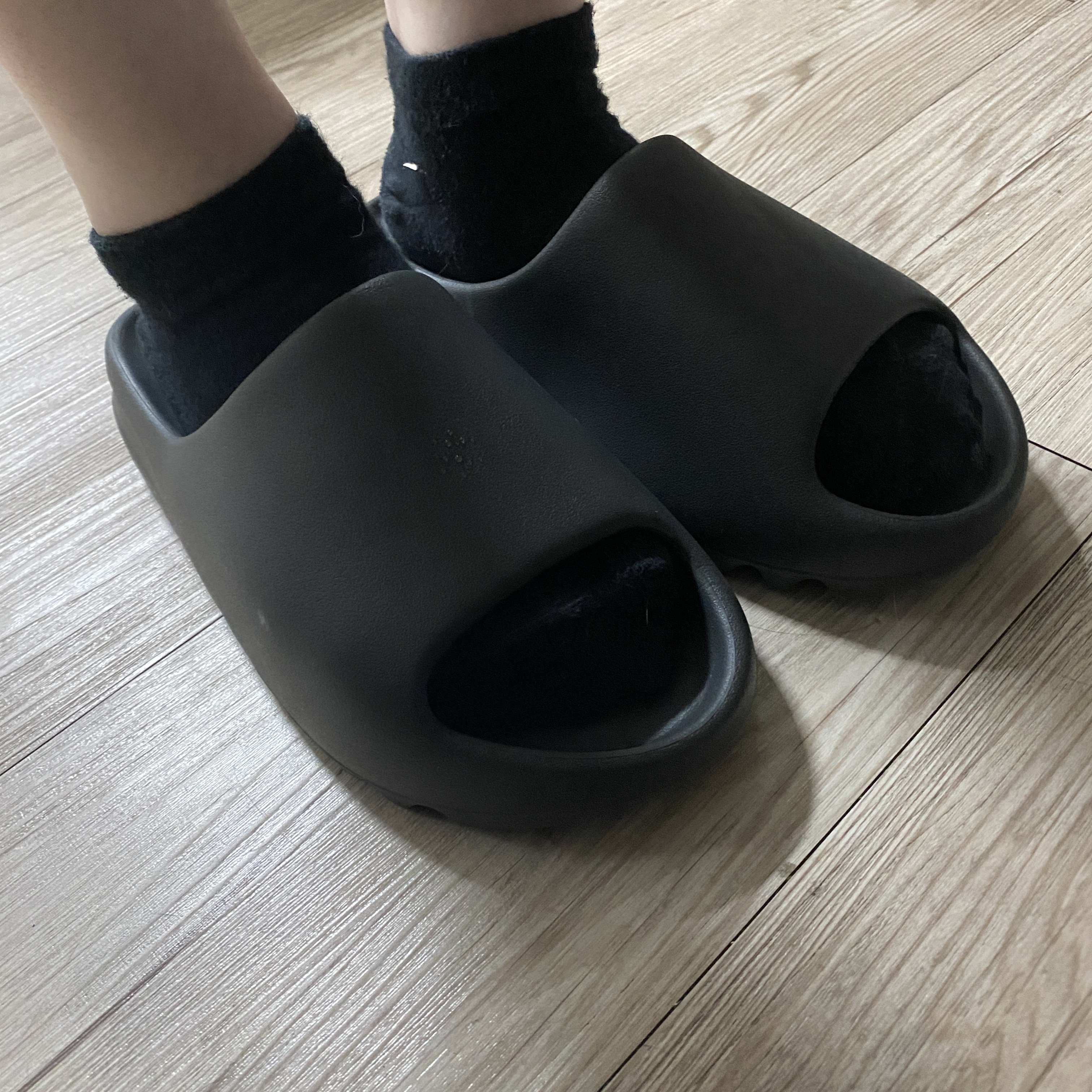 Adidas Yeezy Slide Onyx 착용 스타일