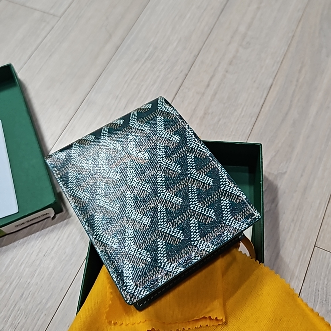 Goyard Victoire Wallet Green 착용 스타일