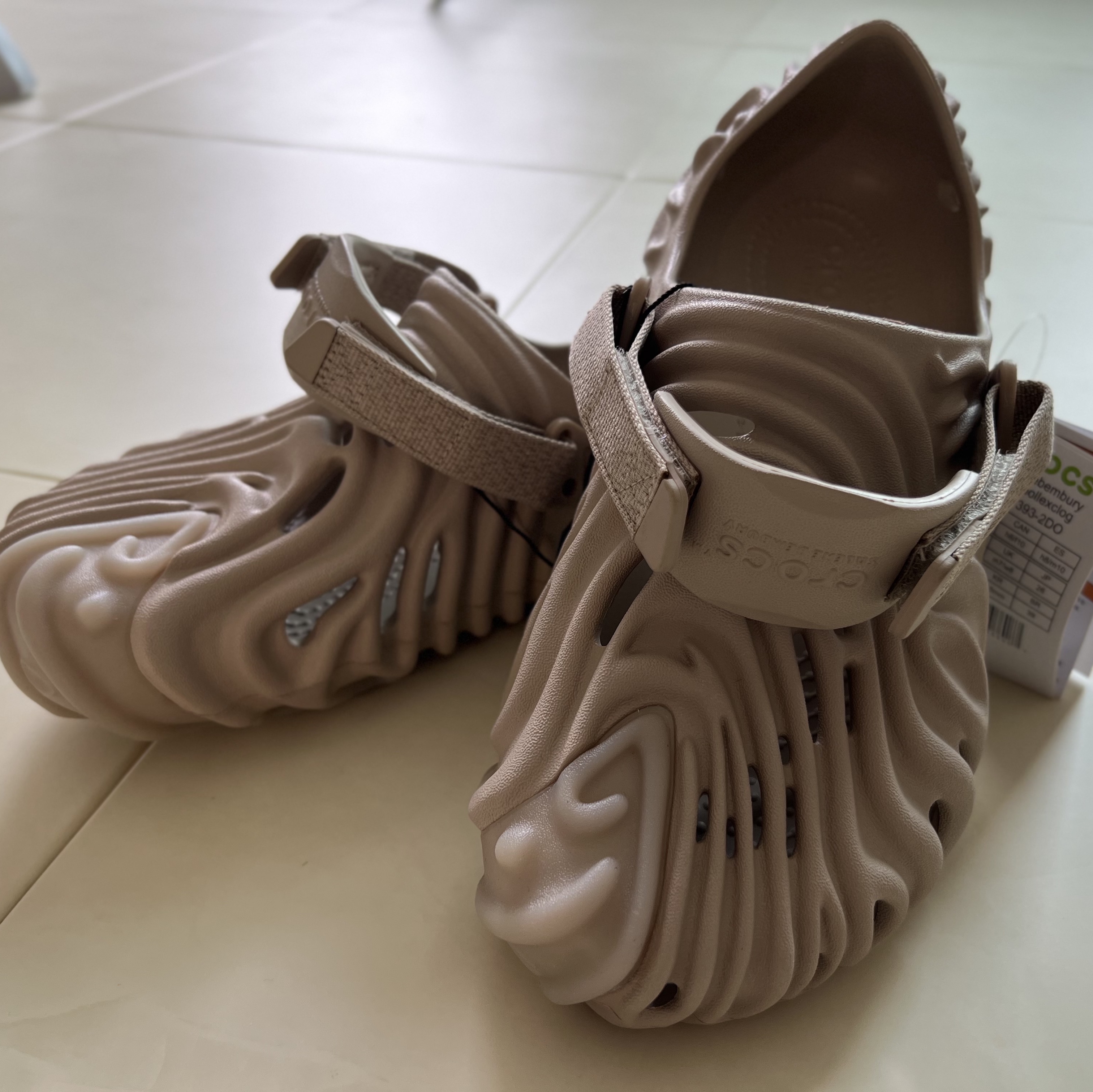 Crocs x Salehe Bembury Pollex Clog Horchata 착용 스타일 - 1