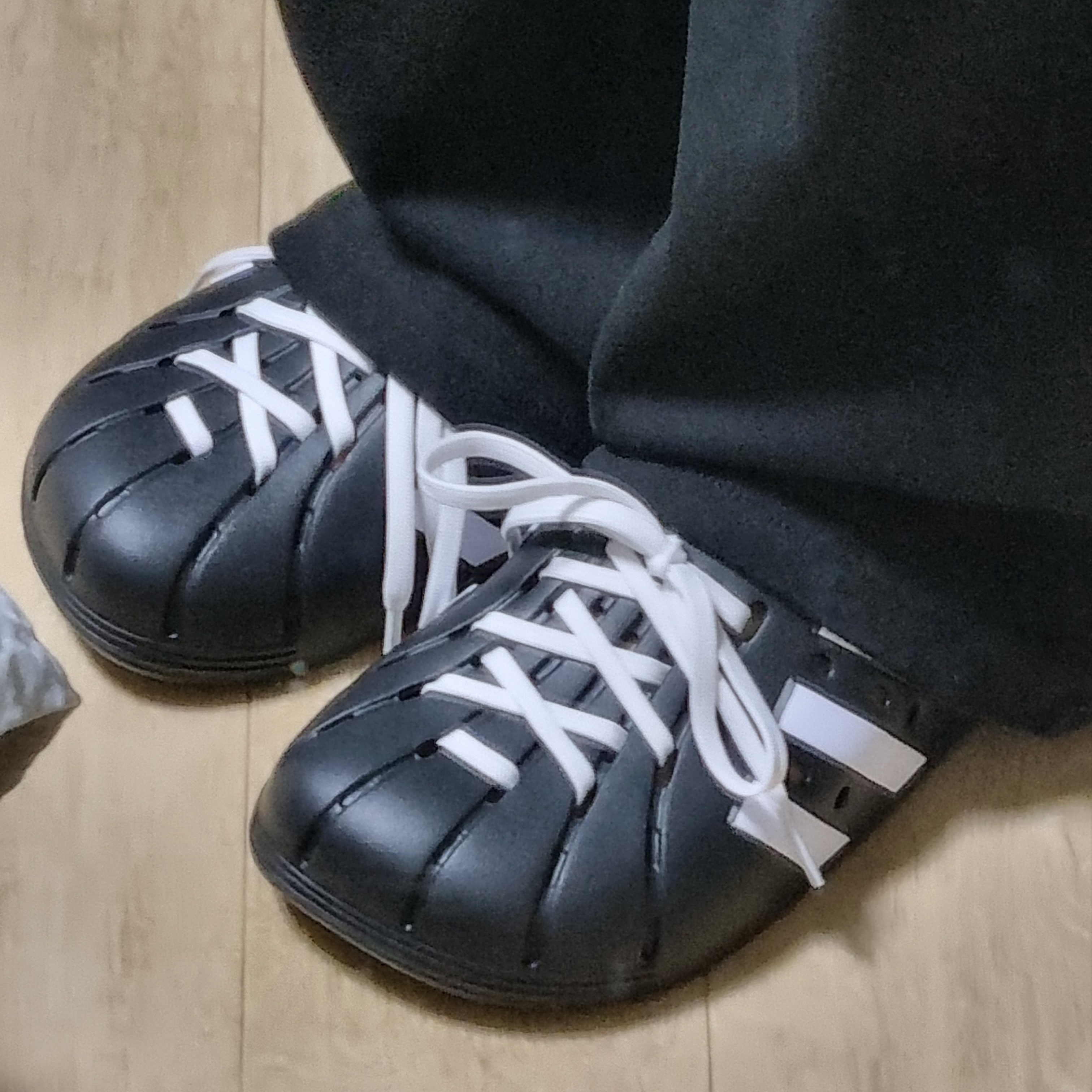 Adidas Adilette Clog Black White 착용 스타일