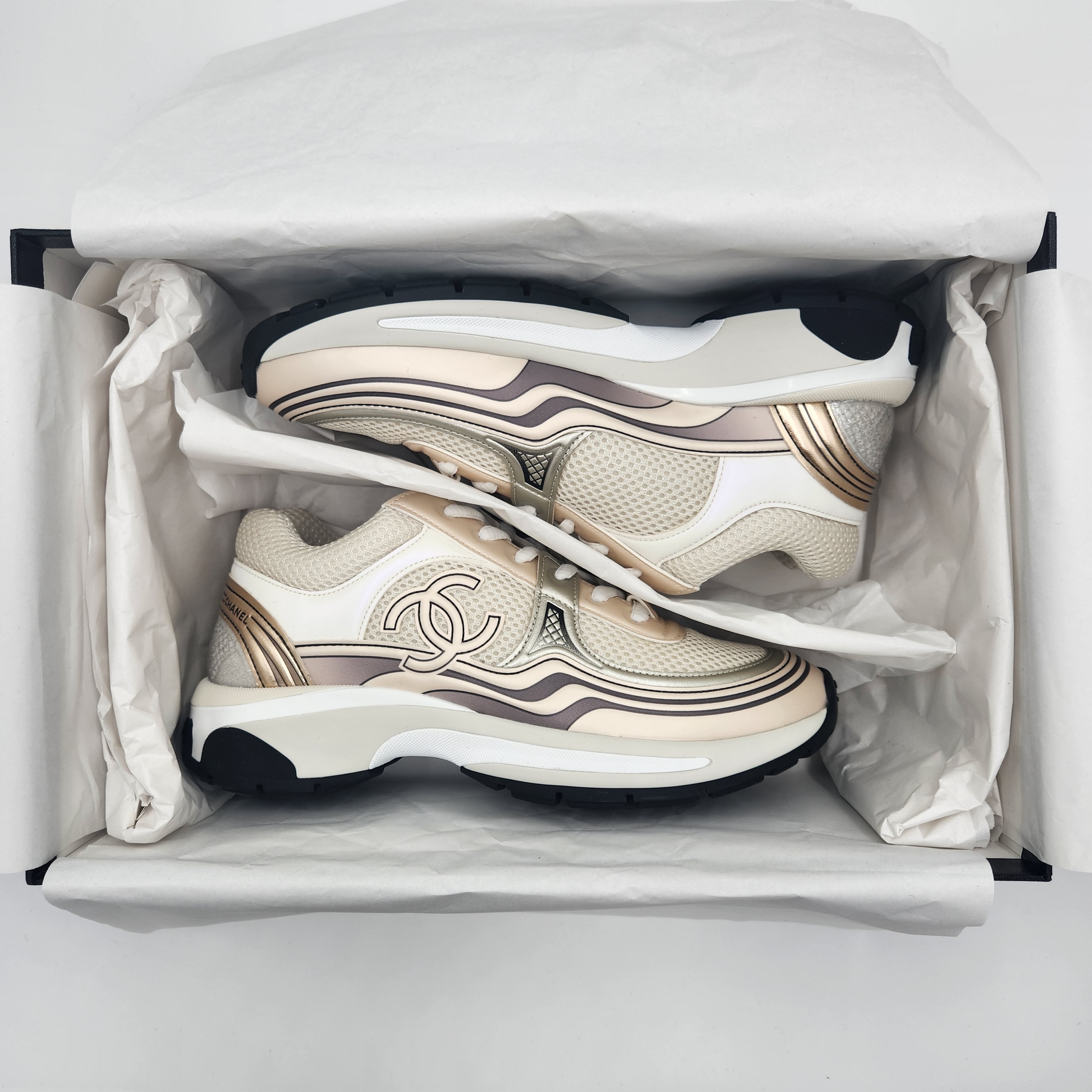(W) Chanel Sneakers Fabric Laminated & Ivory White Silver 착용 스타일 - 3