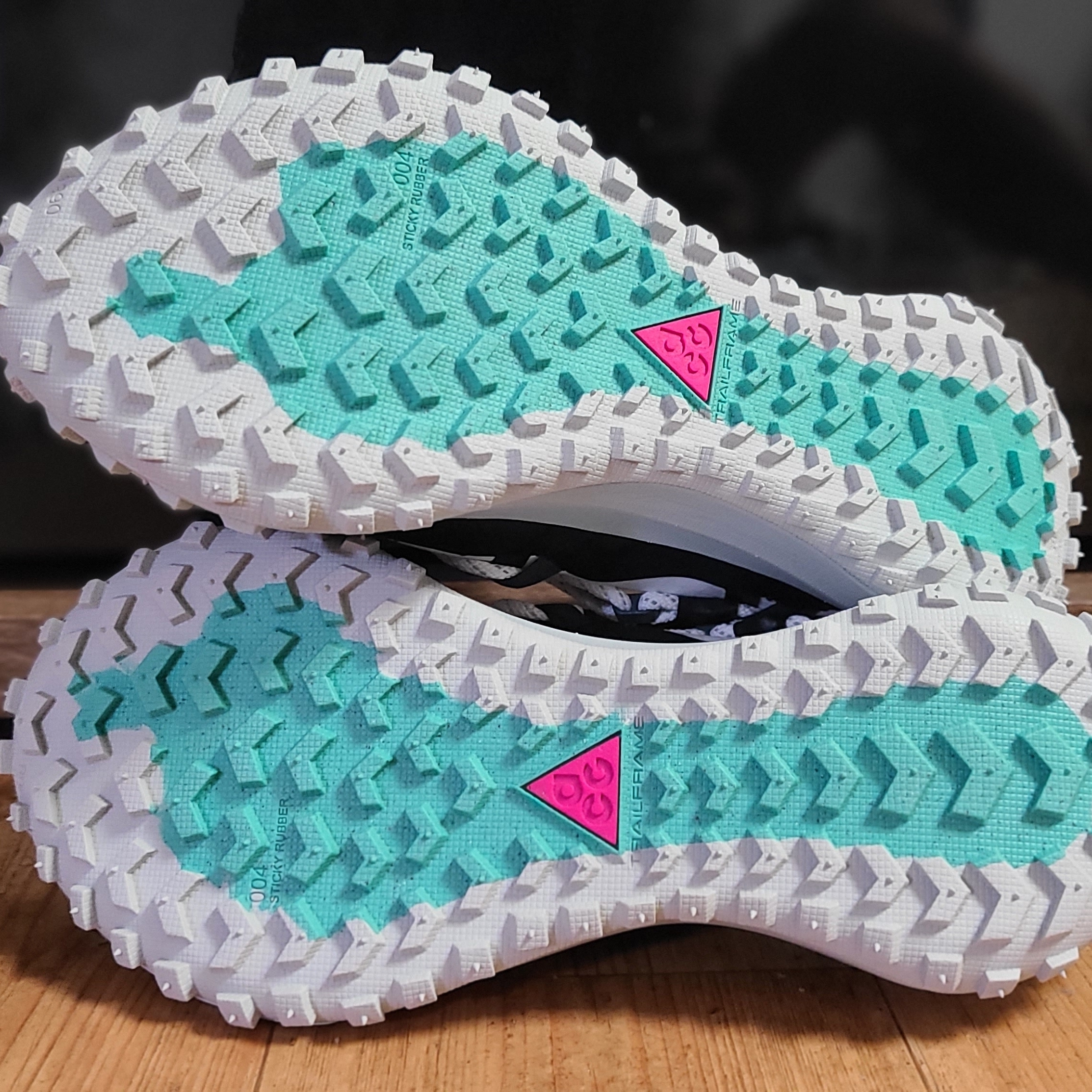 Nike ACG Mountain Fly Low SE White and Black 착용 스타일 - 3