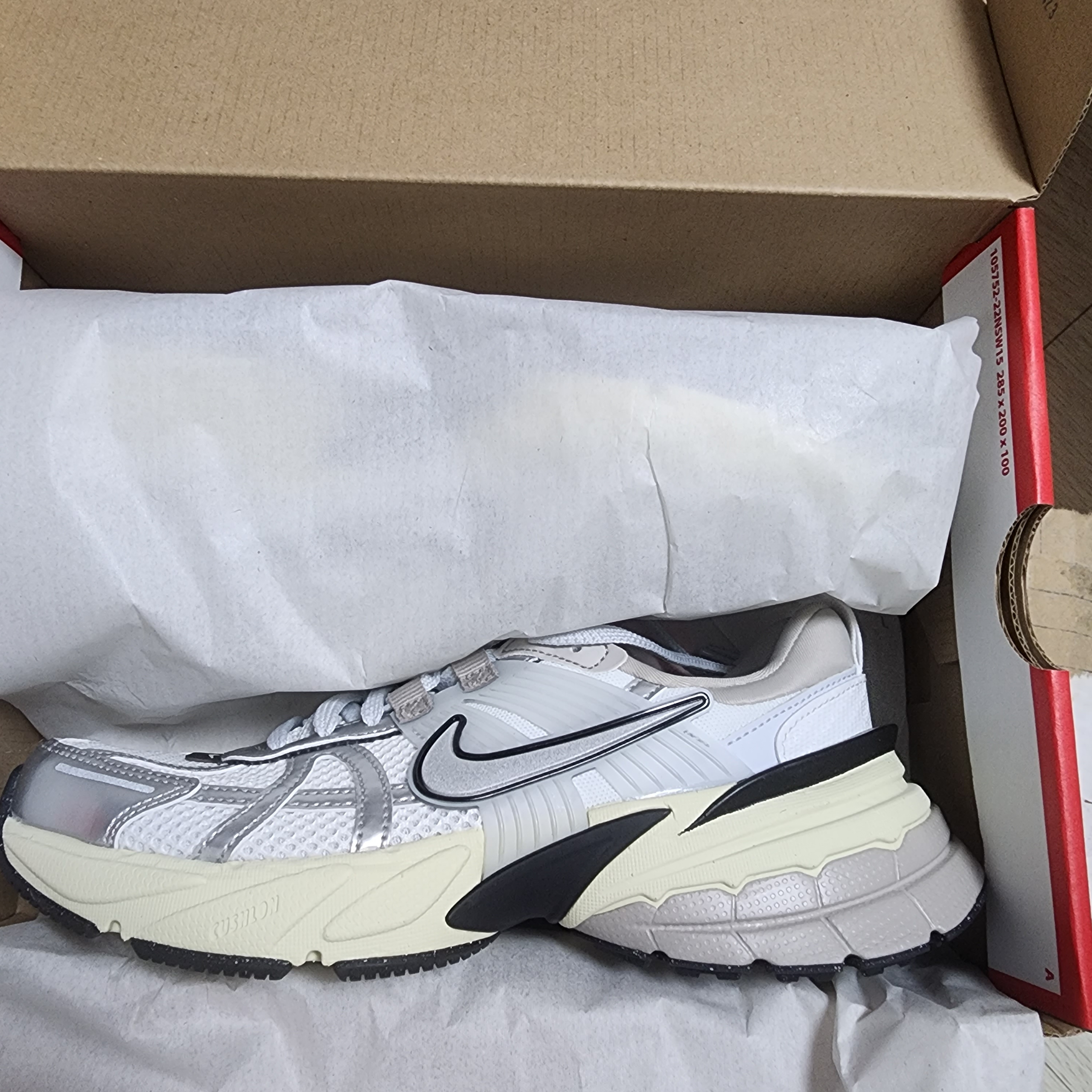 Nike V2K Run Summit White Metallic Silver 착용 스타일 - 1