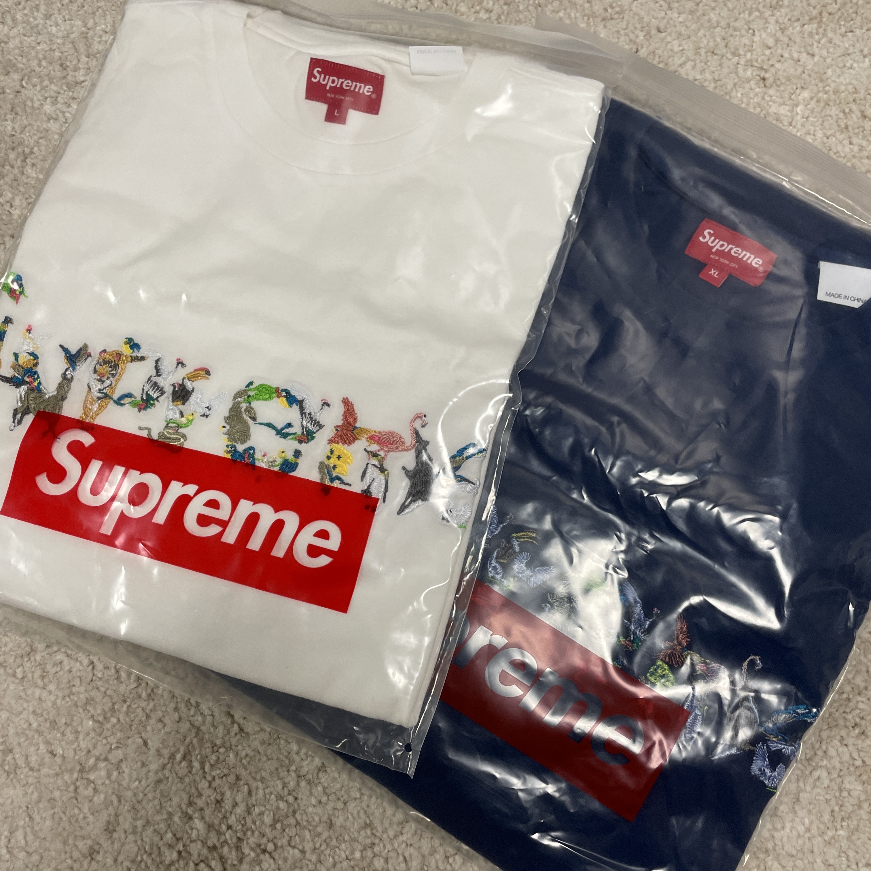 Supreme Animal Kingdom S/S Top White - 23SS, Supreme Animal Kingdom S/S Top Dark Navy - 23SS 착용 스타일 - 1