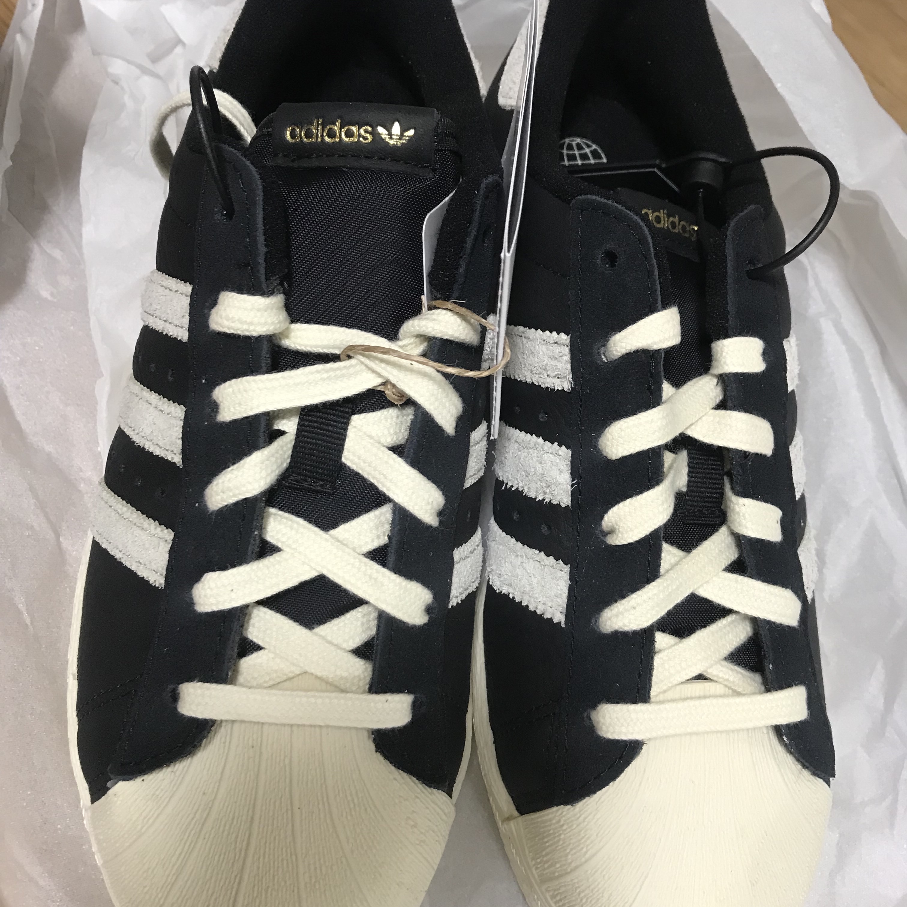 Adidas Superstar 82 Black White 착용 스타일 - 1