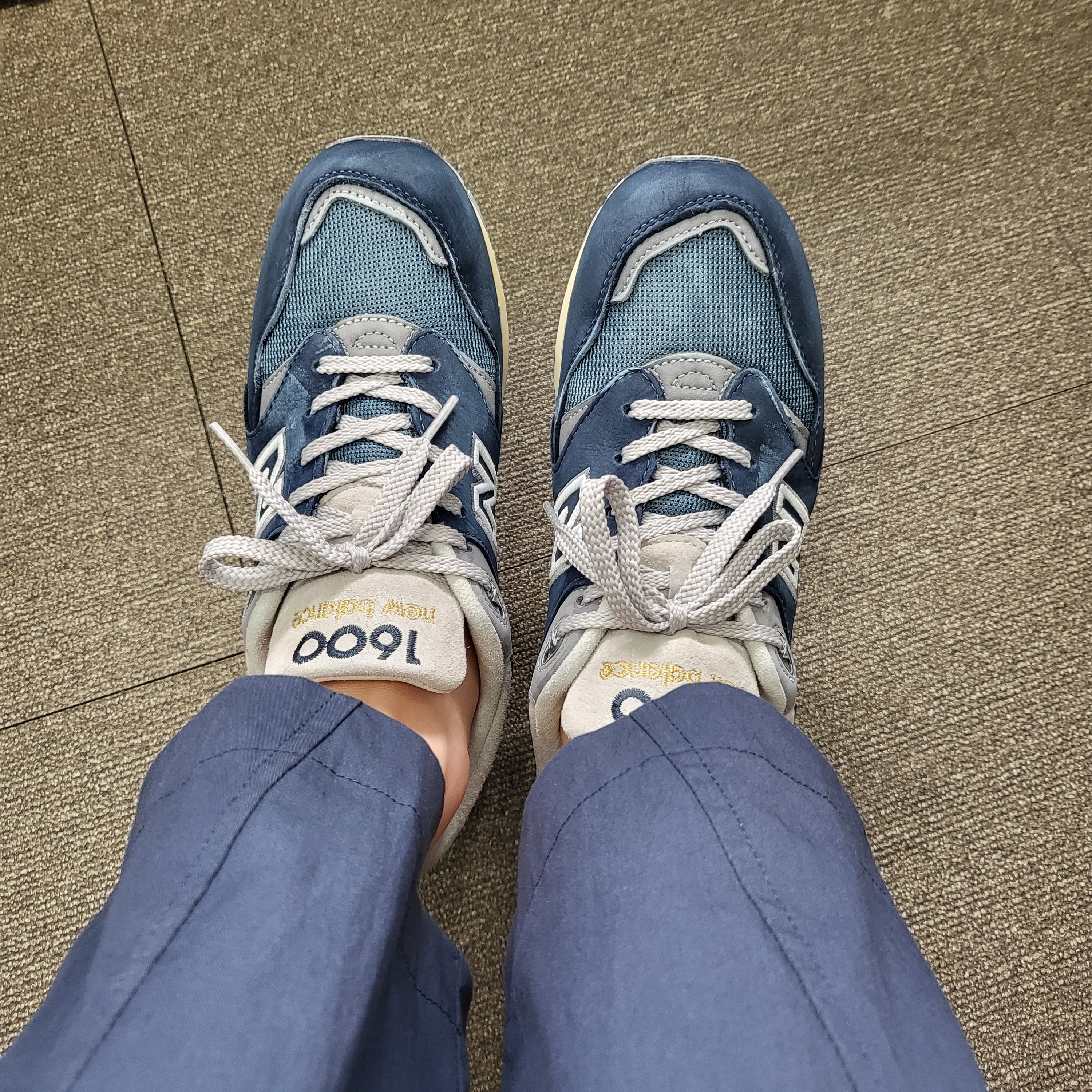 New Balance 1600 Premium Vintage Navy 착용 스타일 - 1
