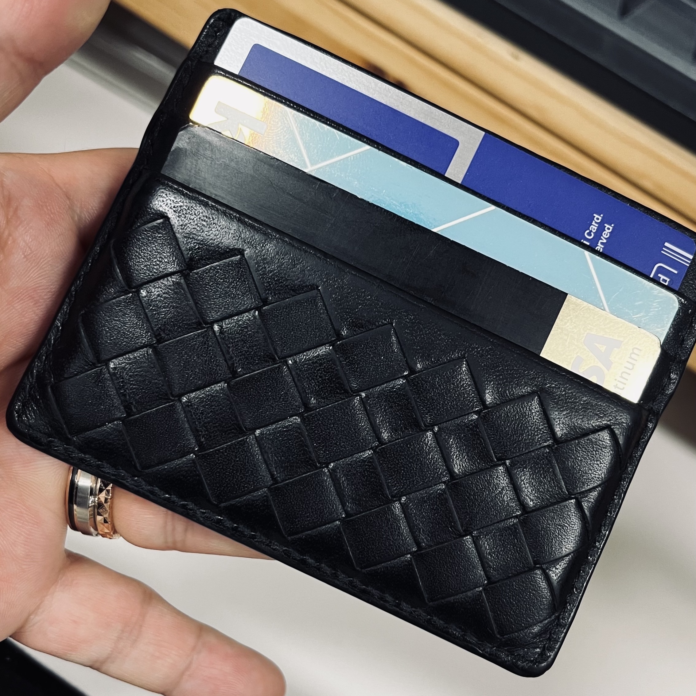 Bottega Veneta Credit Card Case Black 착용 스타일