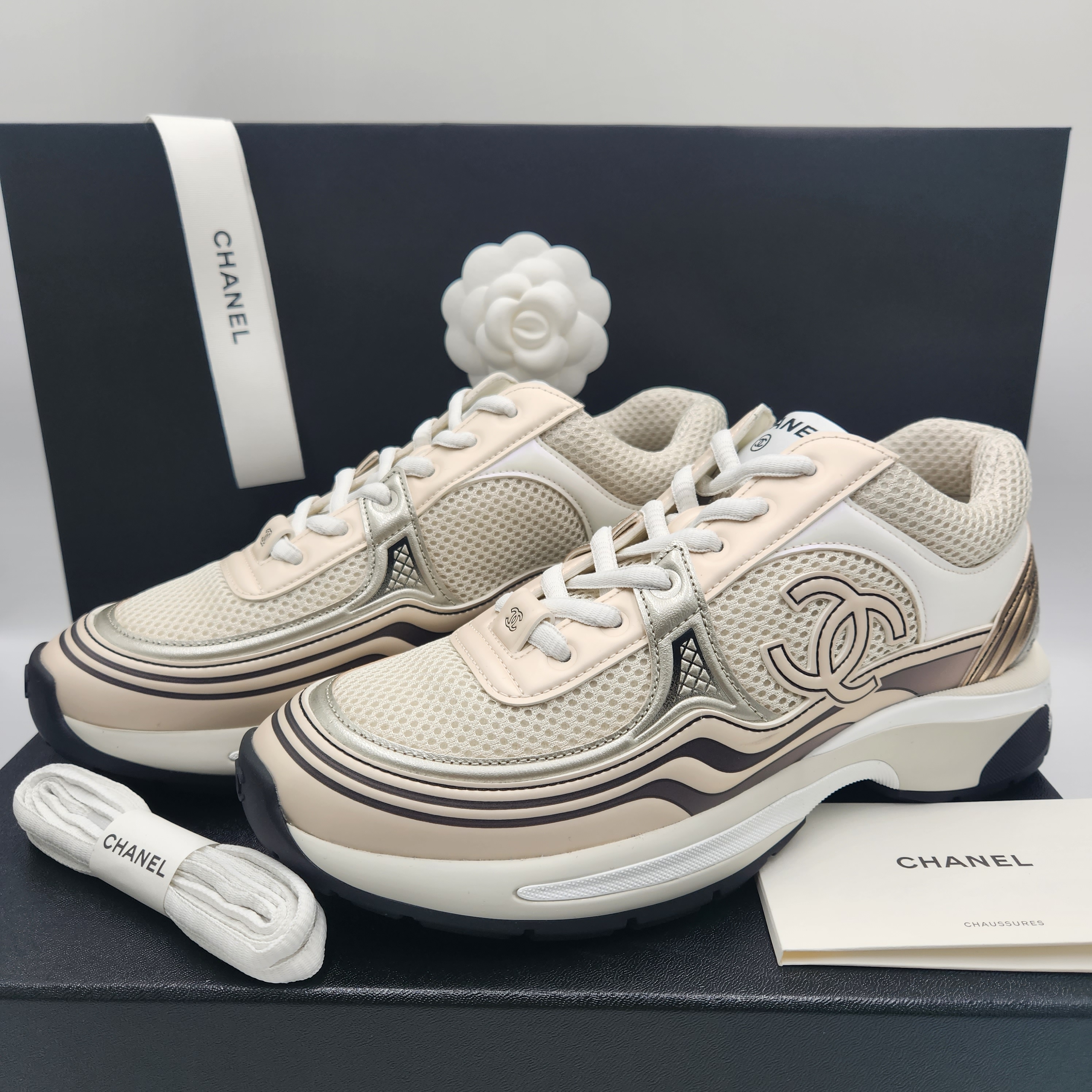 (W) Chanel Sneakers Fabric Laminated & Ivory White Silver 착용 스타일 - 1