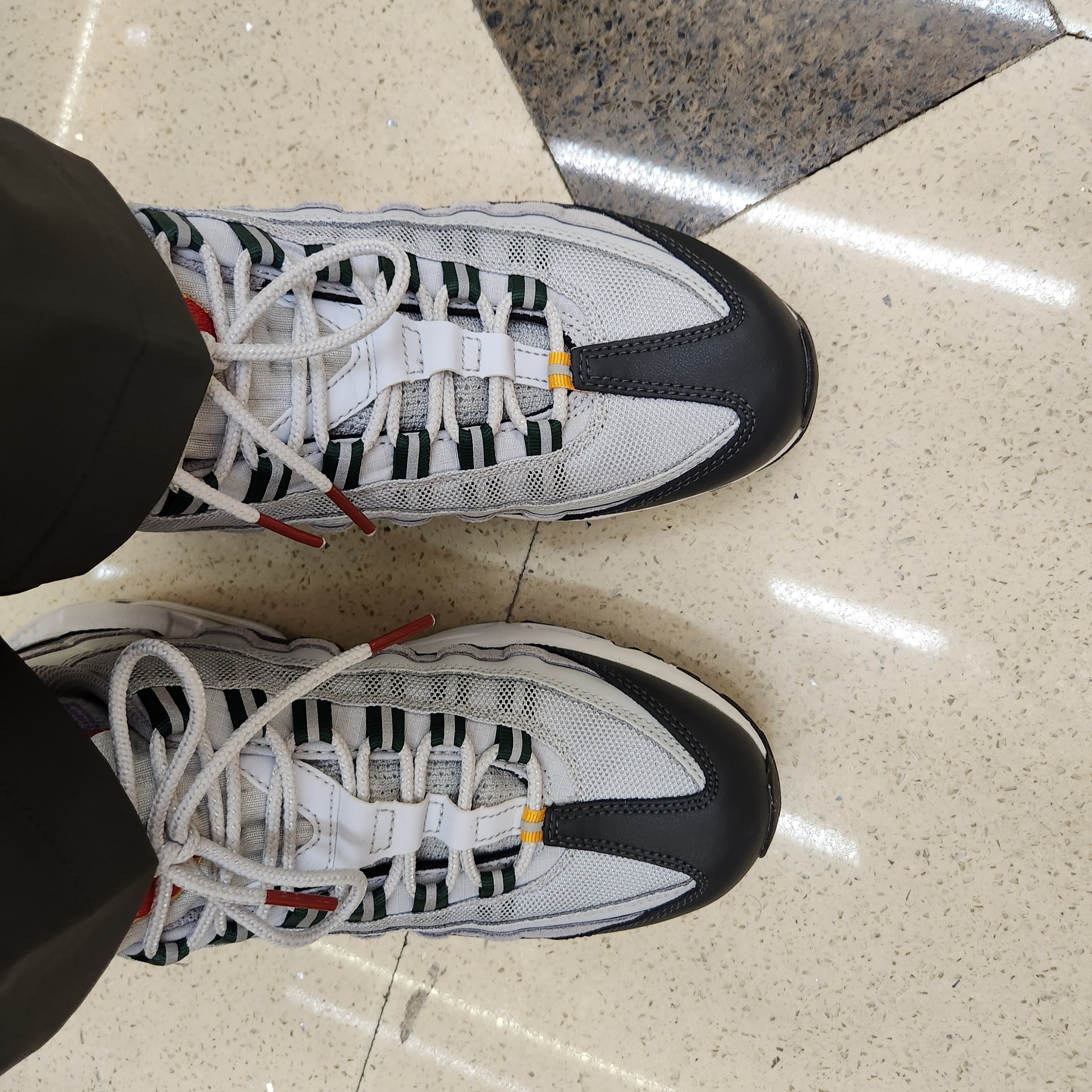 Nike Air Max 95 Pure Platinum Gorge Green 착용 스타일