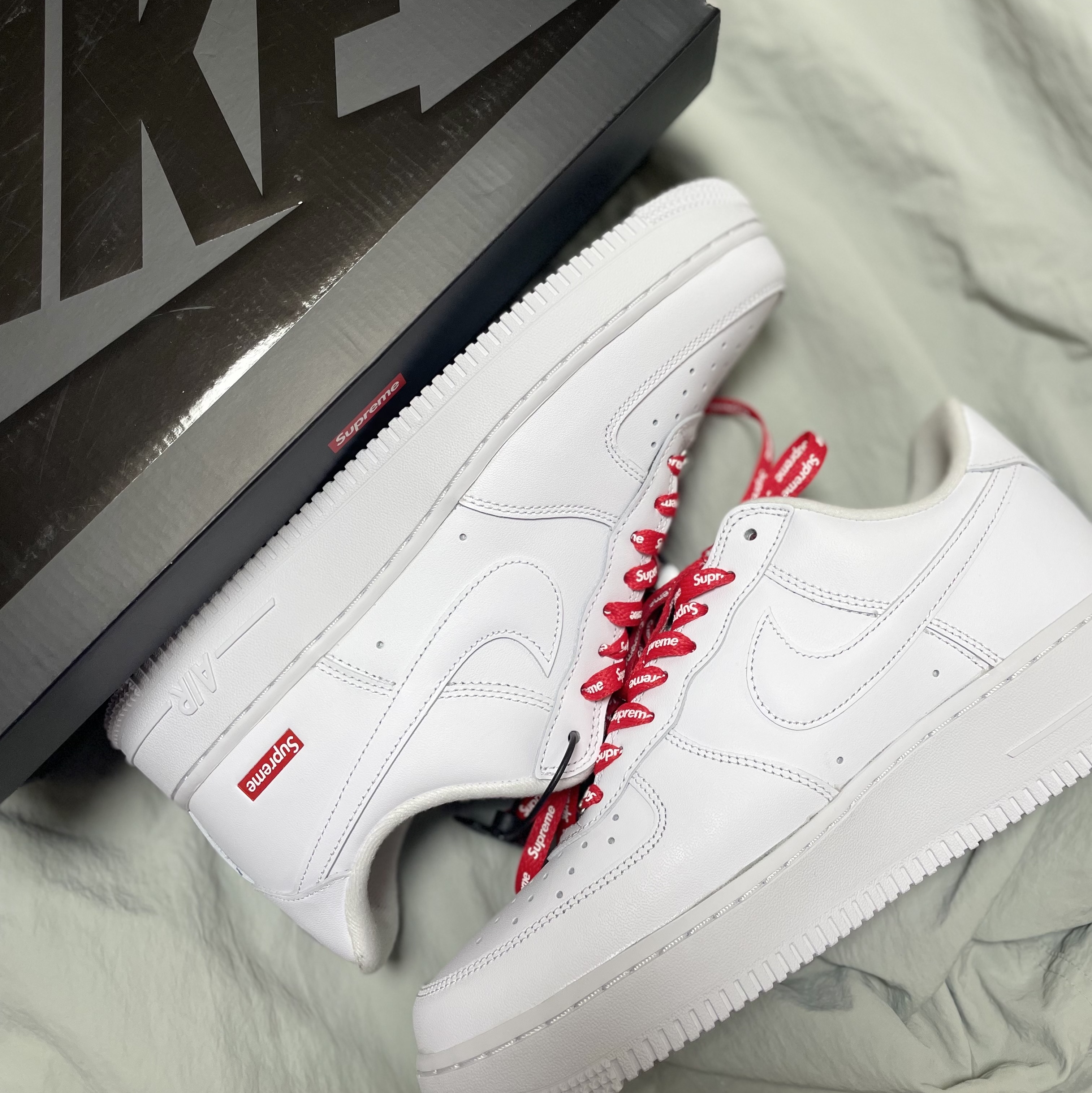 Nike x Supreme Air Force 1 Low White 착용 스타일