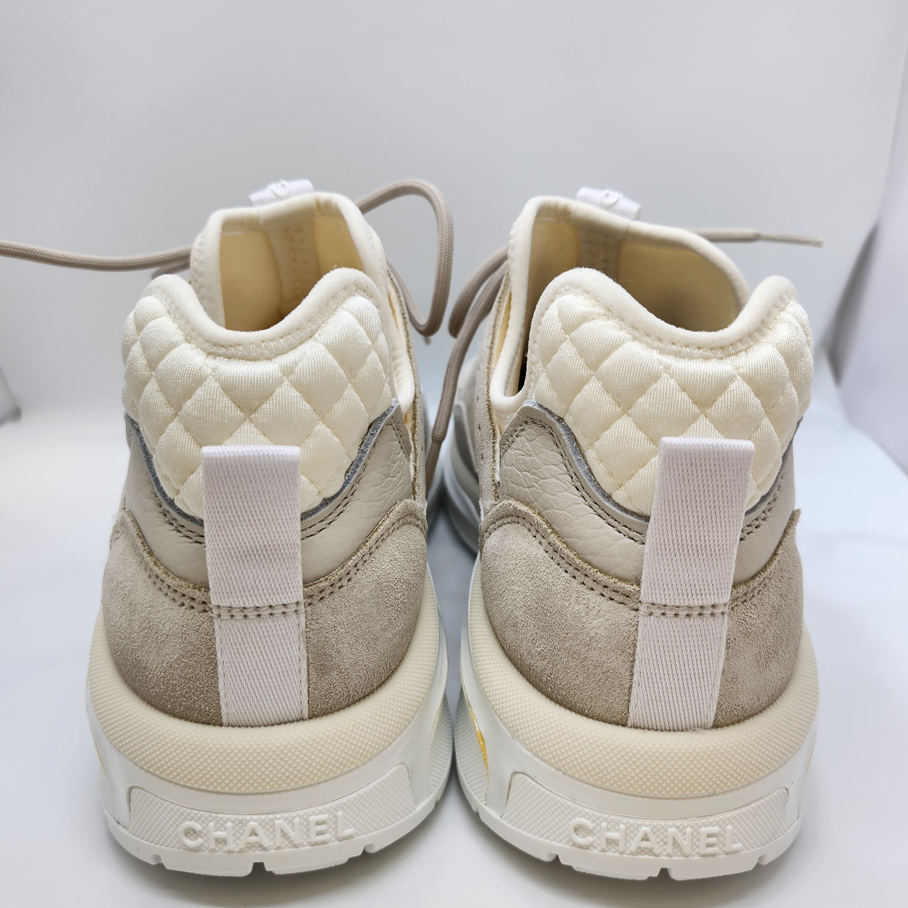 (W) Chanel Sneakers Fabric Suede Calfskin Mesh & White 착용 스타일 - 3