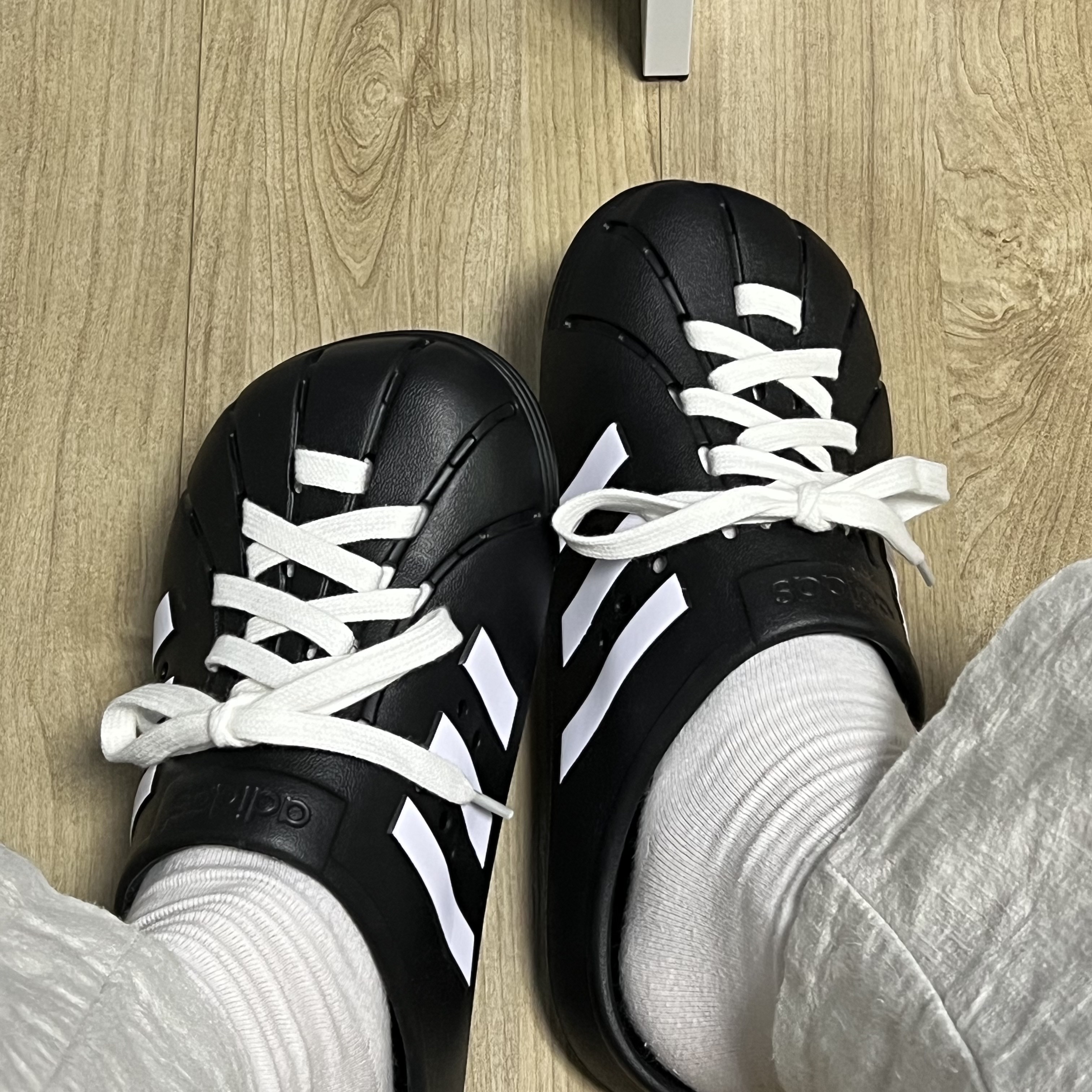 Adidas Adilette Clog Black White 착용 스타일 - 2
