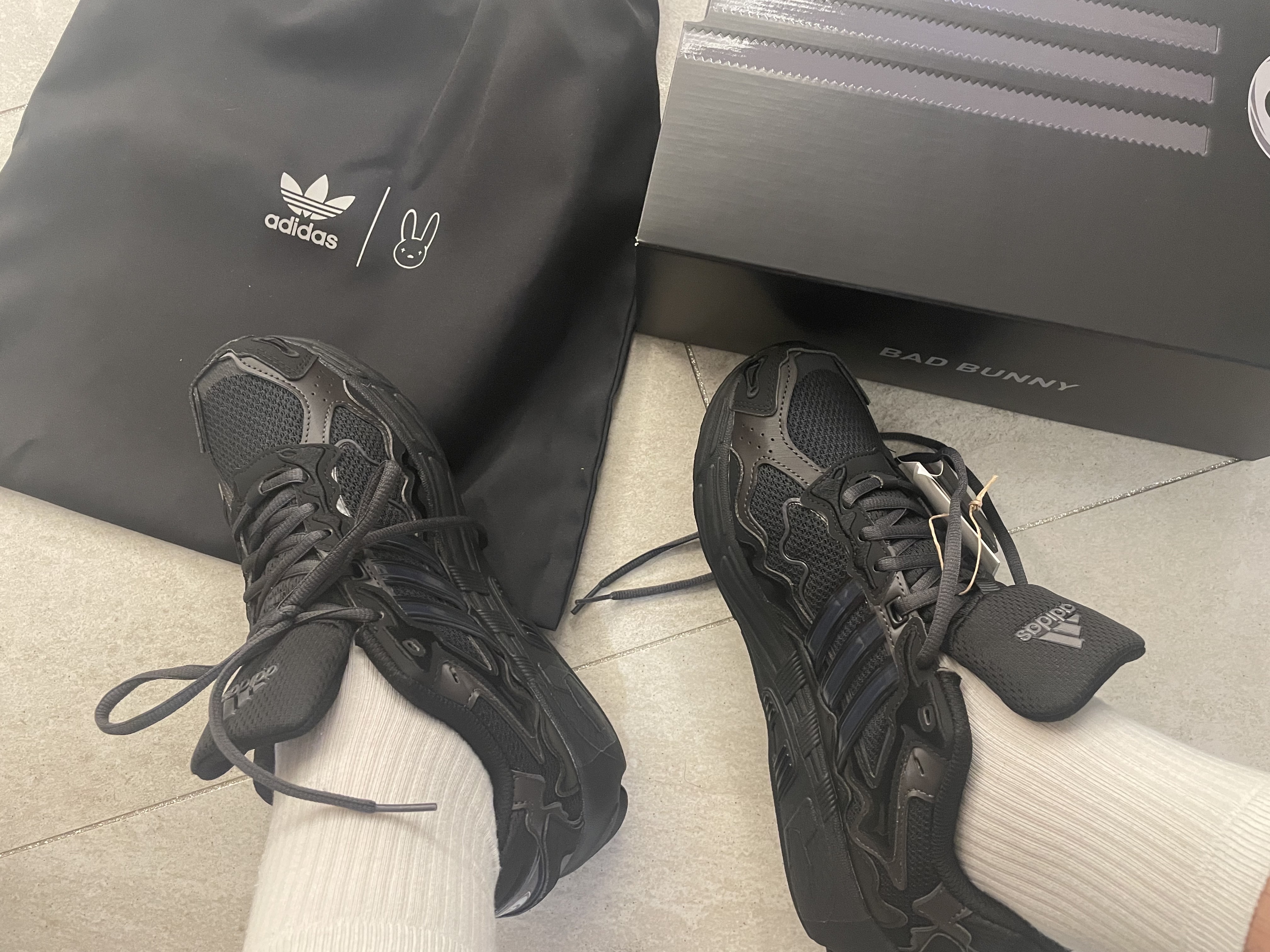 Adidas x Bad Bunny Response CL Core Black 착용 스타일