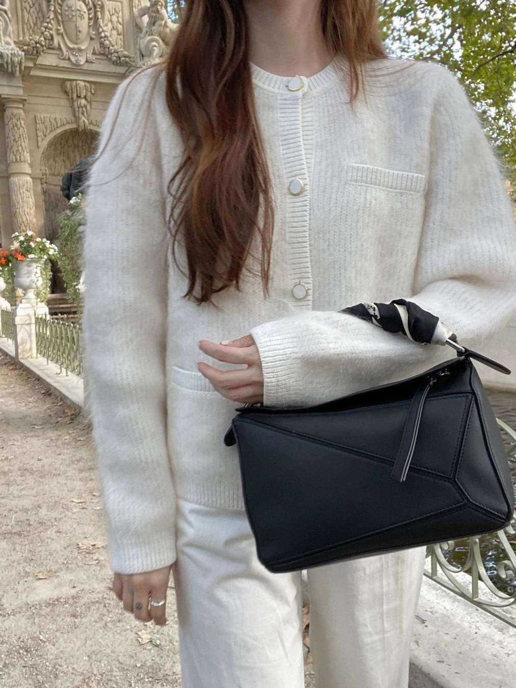 Loewe Mini Puzzle Bag in Classic Calfskin Black, Loewe Mini Puzzle Bag in Classic Calfskin Tan 착용 스타일